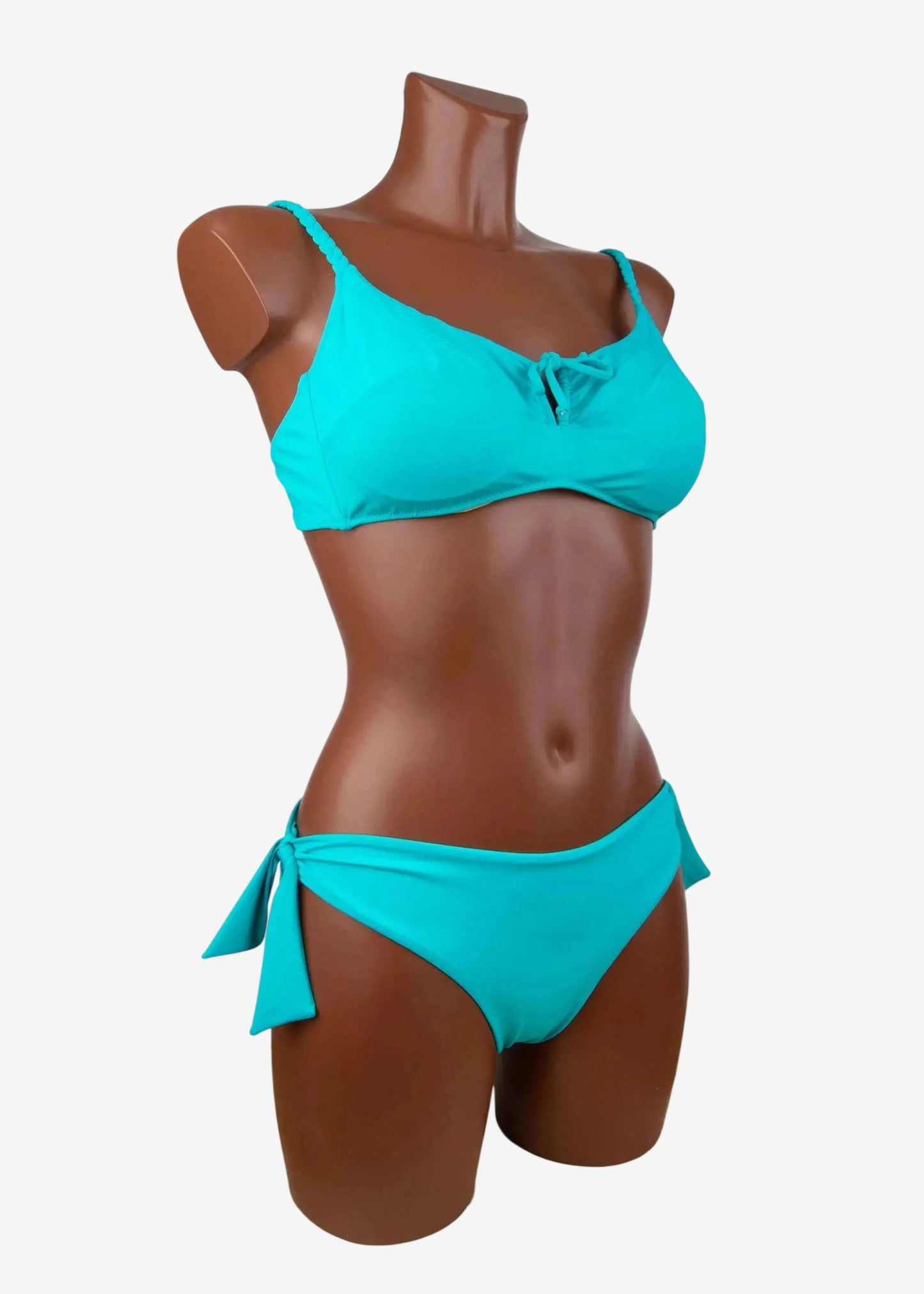 Bikini celeste chiaro con ferretto, spalline regolabili e slip con fiocchi laterali.