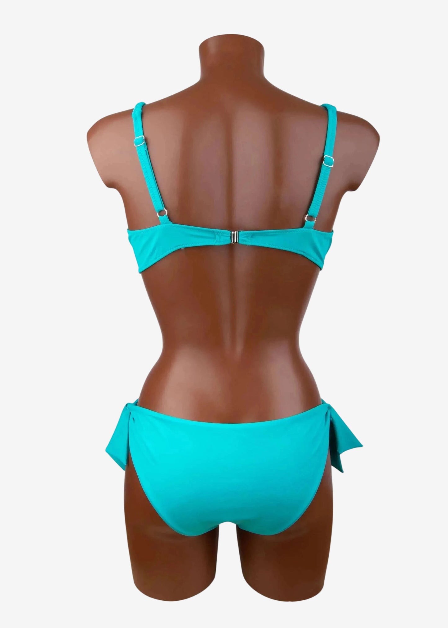 Bikini celeste a tinta unita con ferretto, spalline regolabili e slip con fiocchi laterali.