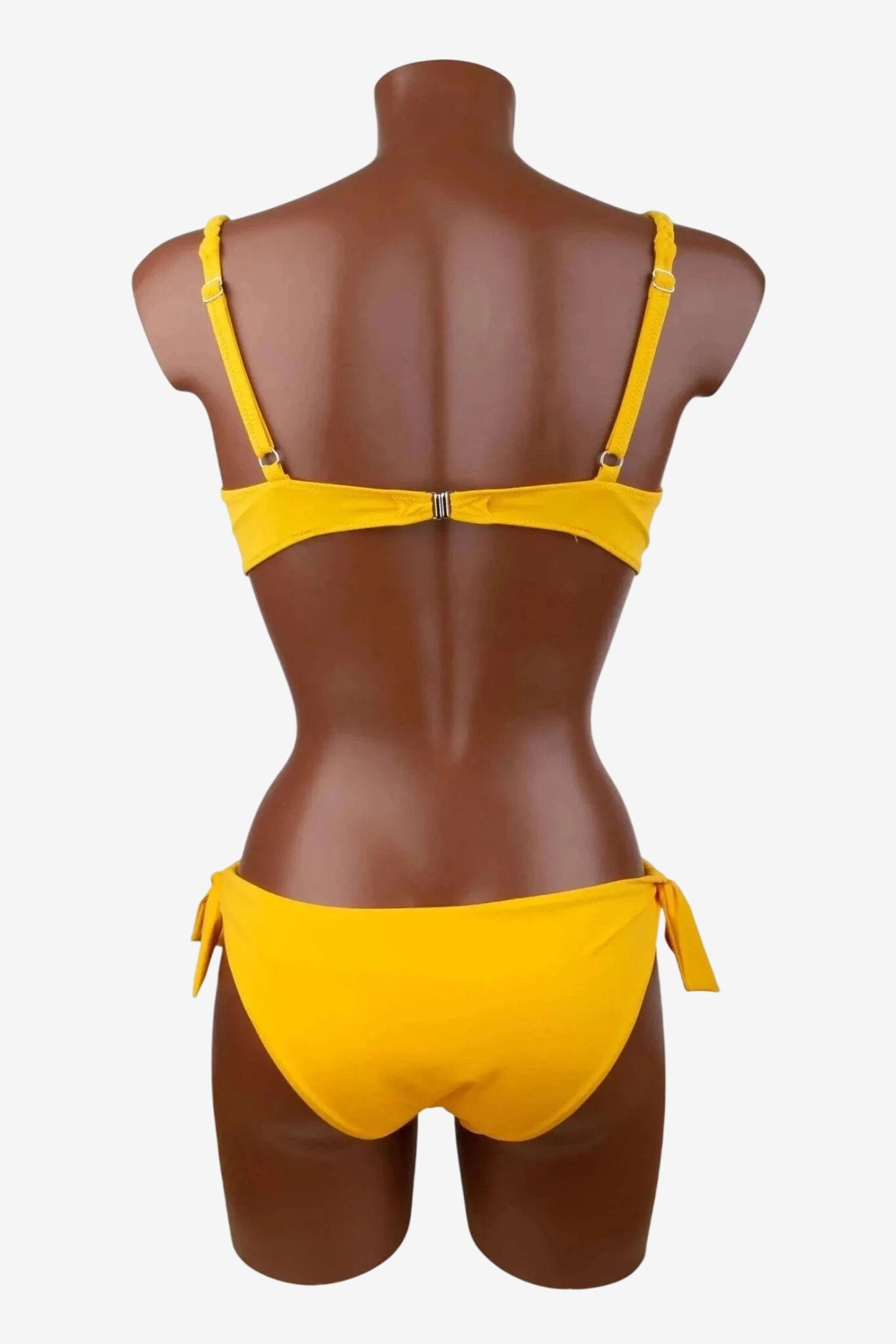 Bikini giallo a tinta unita con reggiseno a ferretto e slip con fiocchi laterali.