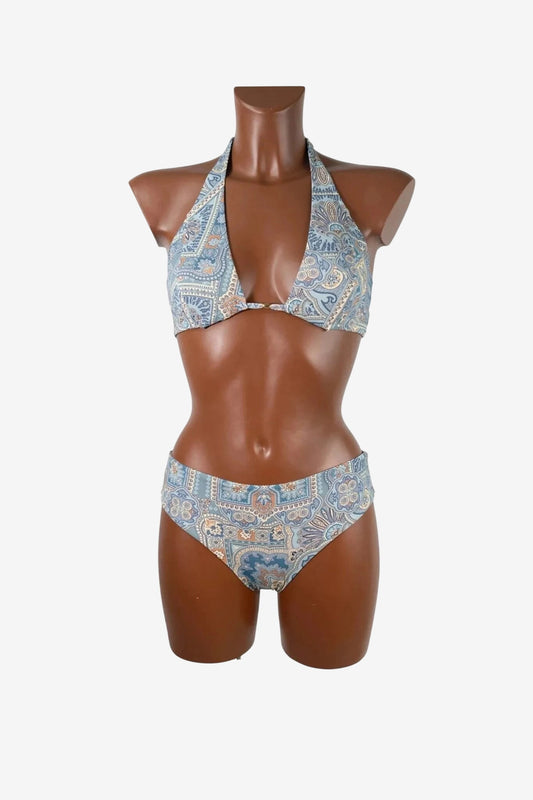 Bikini Mi.Ma con top a vela allacciato al collo e slip in fantasia azzurra.