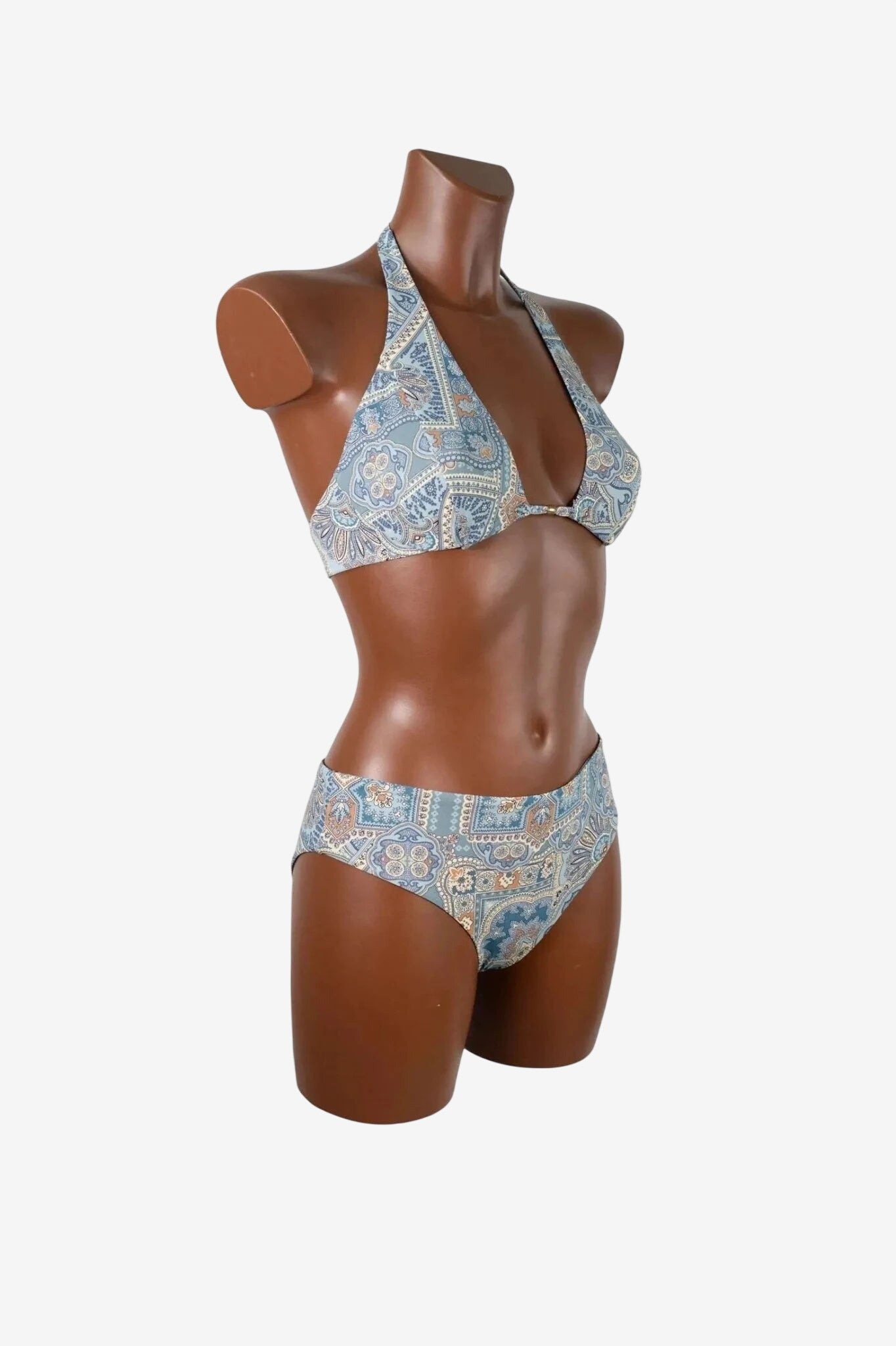 Bikini Mi.Ma con top a vela allacciato al collo e slip coordinato in fantasia azzurra.