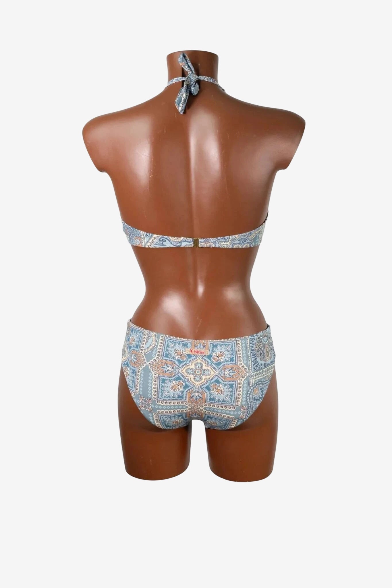Bikini Mi.Ma da donna con top a vela e slip in fantasia azzurra su manichino.