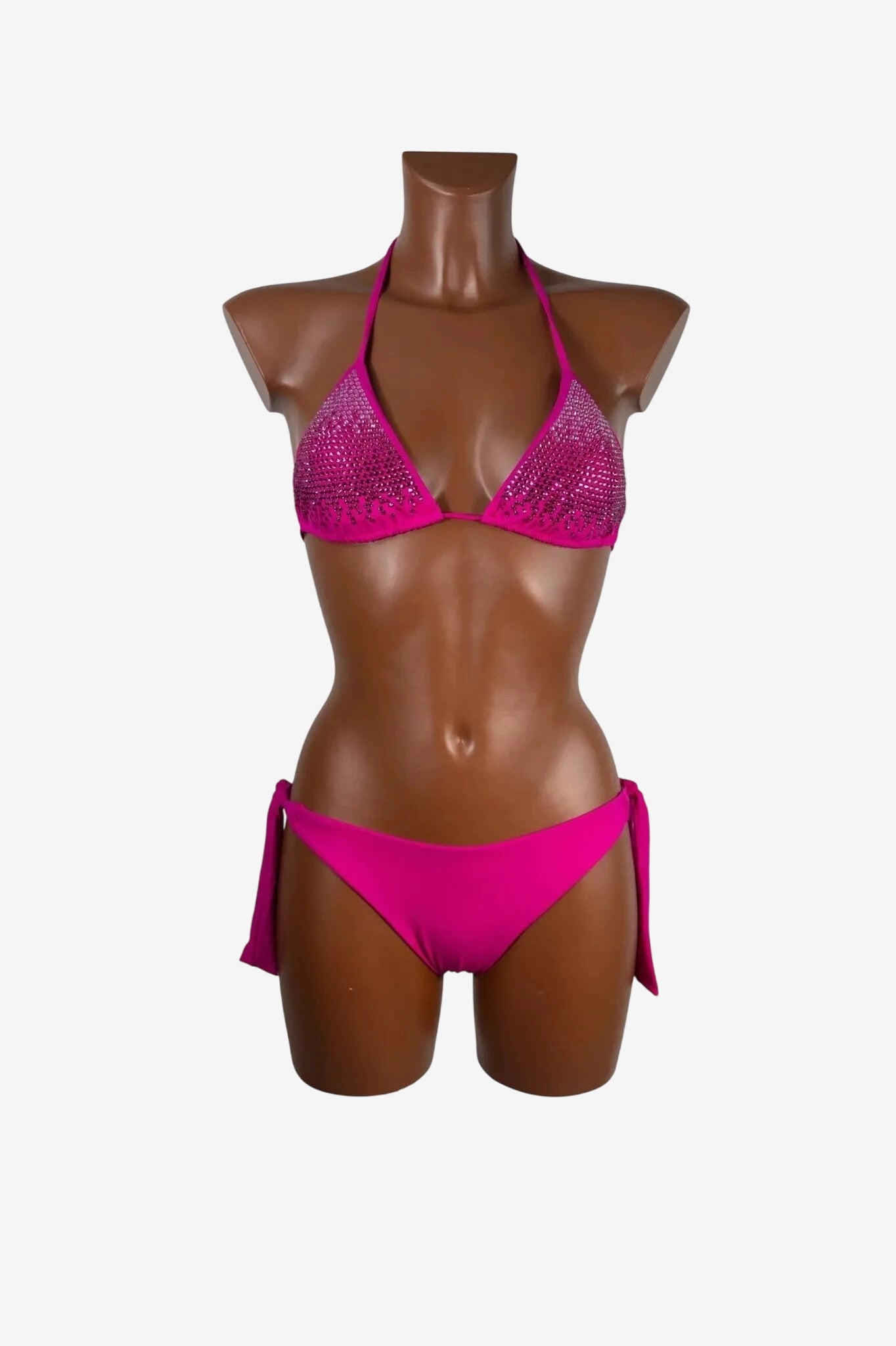 Bikini a triangolo fucsia con decorazioni di strass sul top e slip con laccetti laterali.