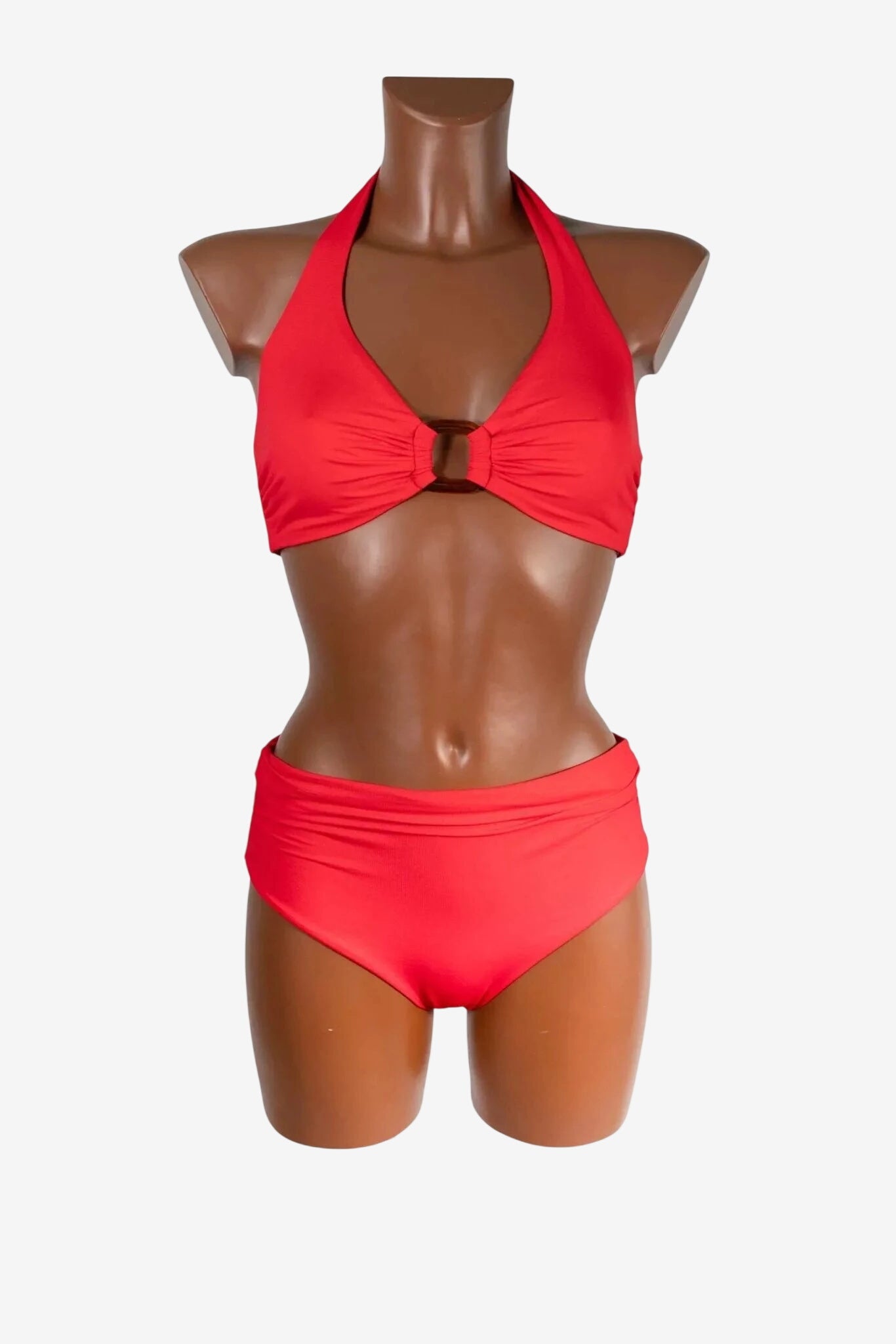 Bikini a vela rosso con top a triangolo decorato da un anello centrale e slip coordinato.