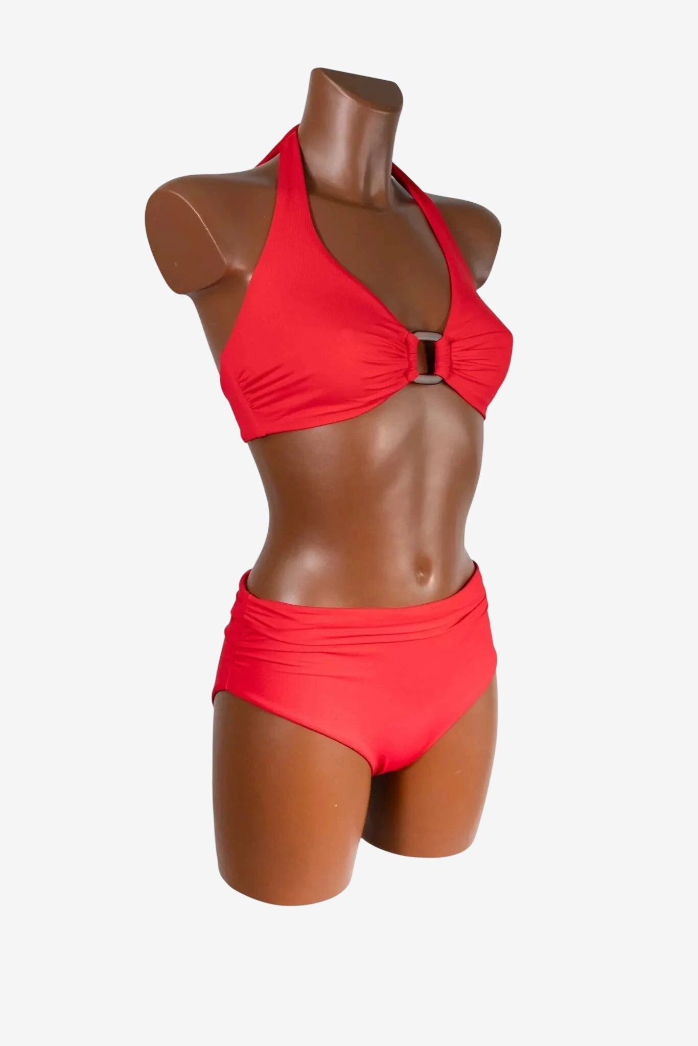 Bikini a vela rosso Genius con top a triangolo e slip a vita alta su manichino.