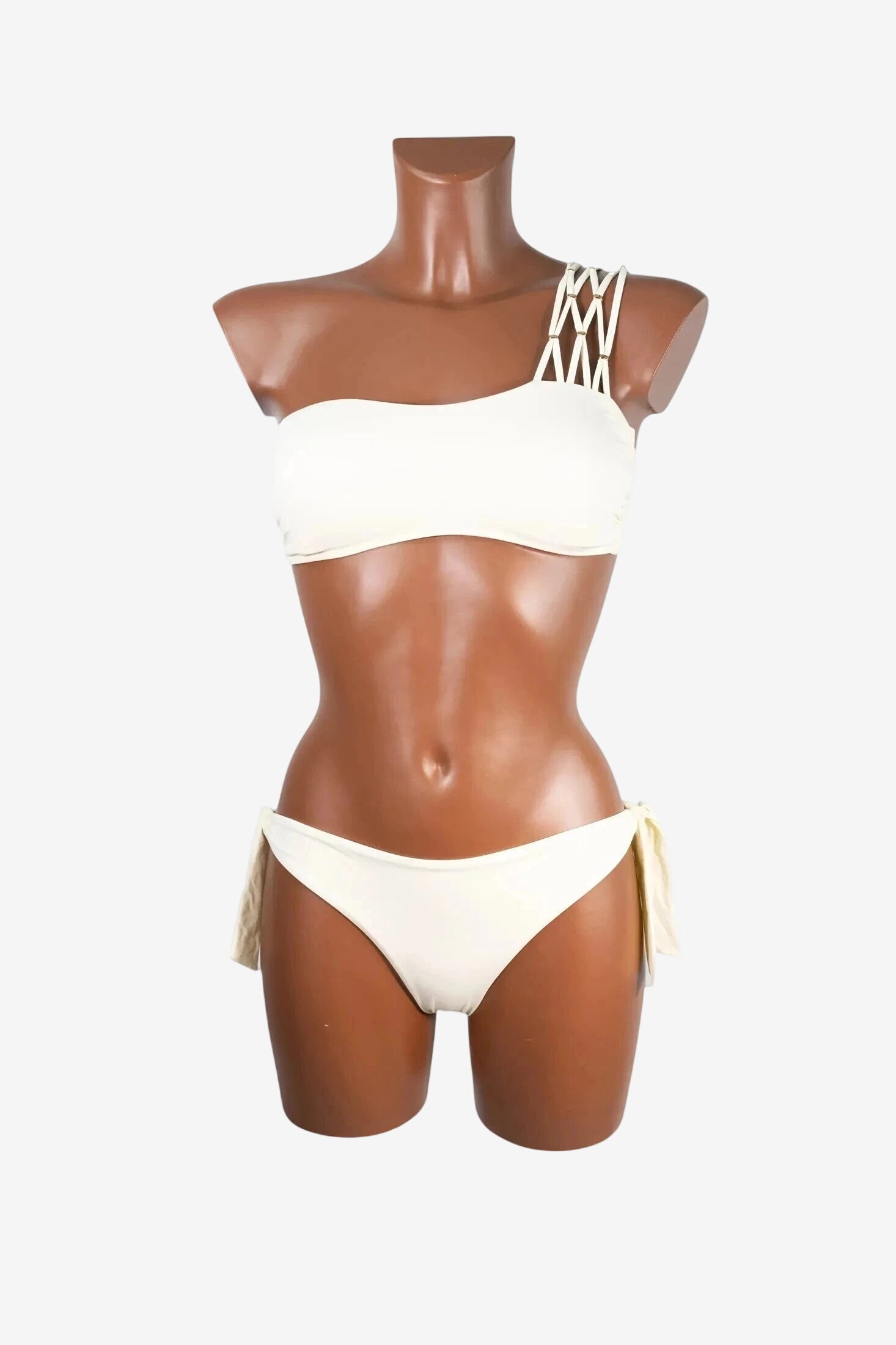 Bikini monospalla color panna con dettaglio a stringhe sulla spalla e slip coordinato.