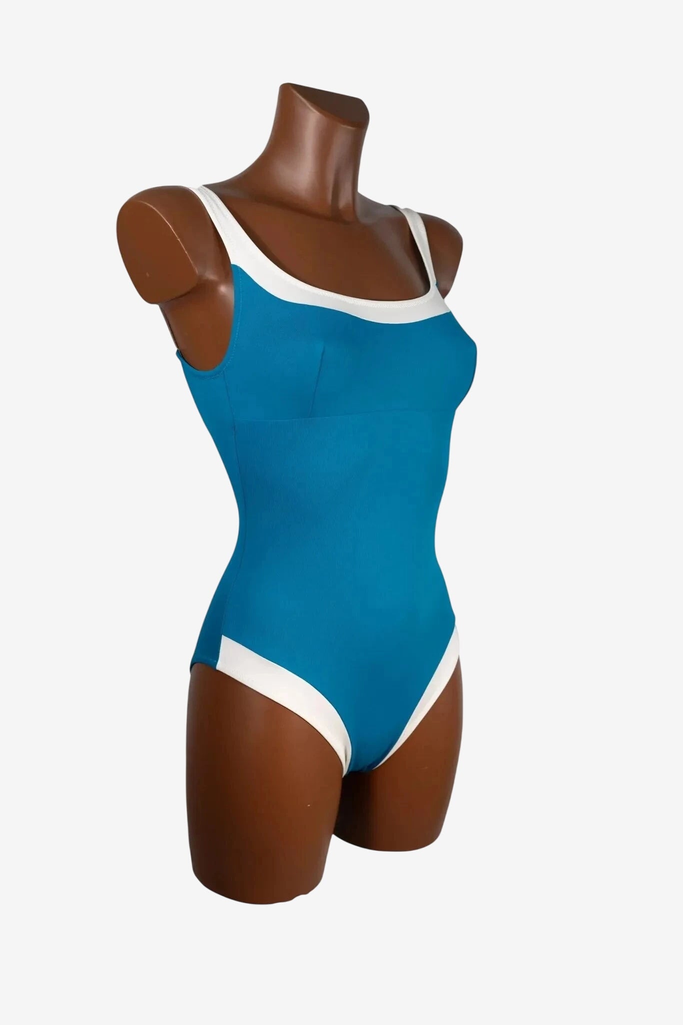 Costume intero Unimar blu con profili bianchi su scollo e sgambatura.