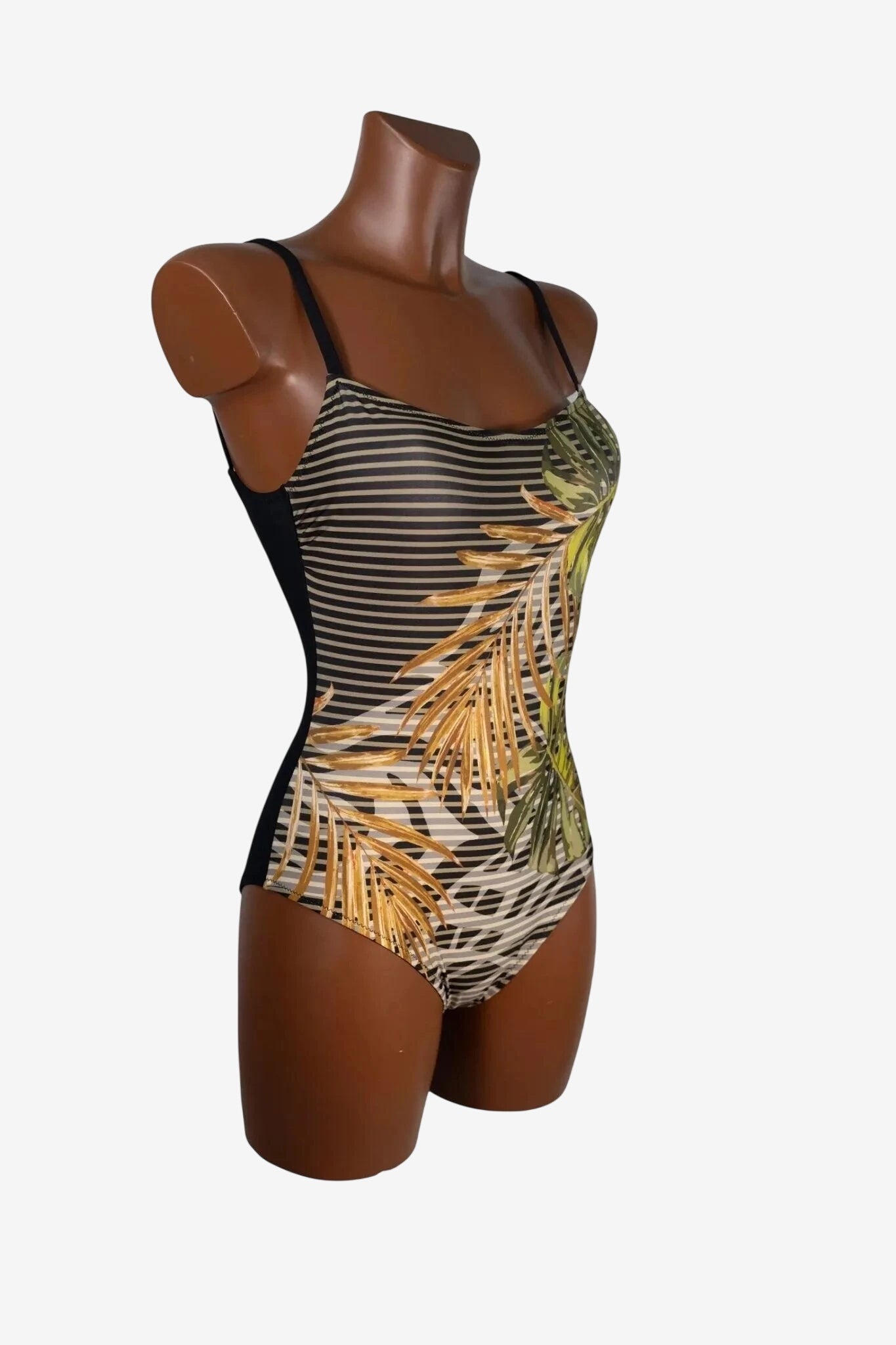 Costume intero Unimar a righe con stampa di foglie tropicali su manichino.