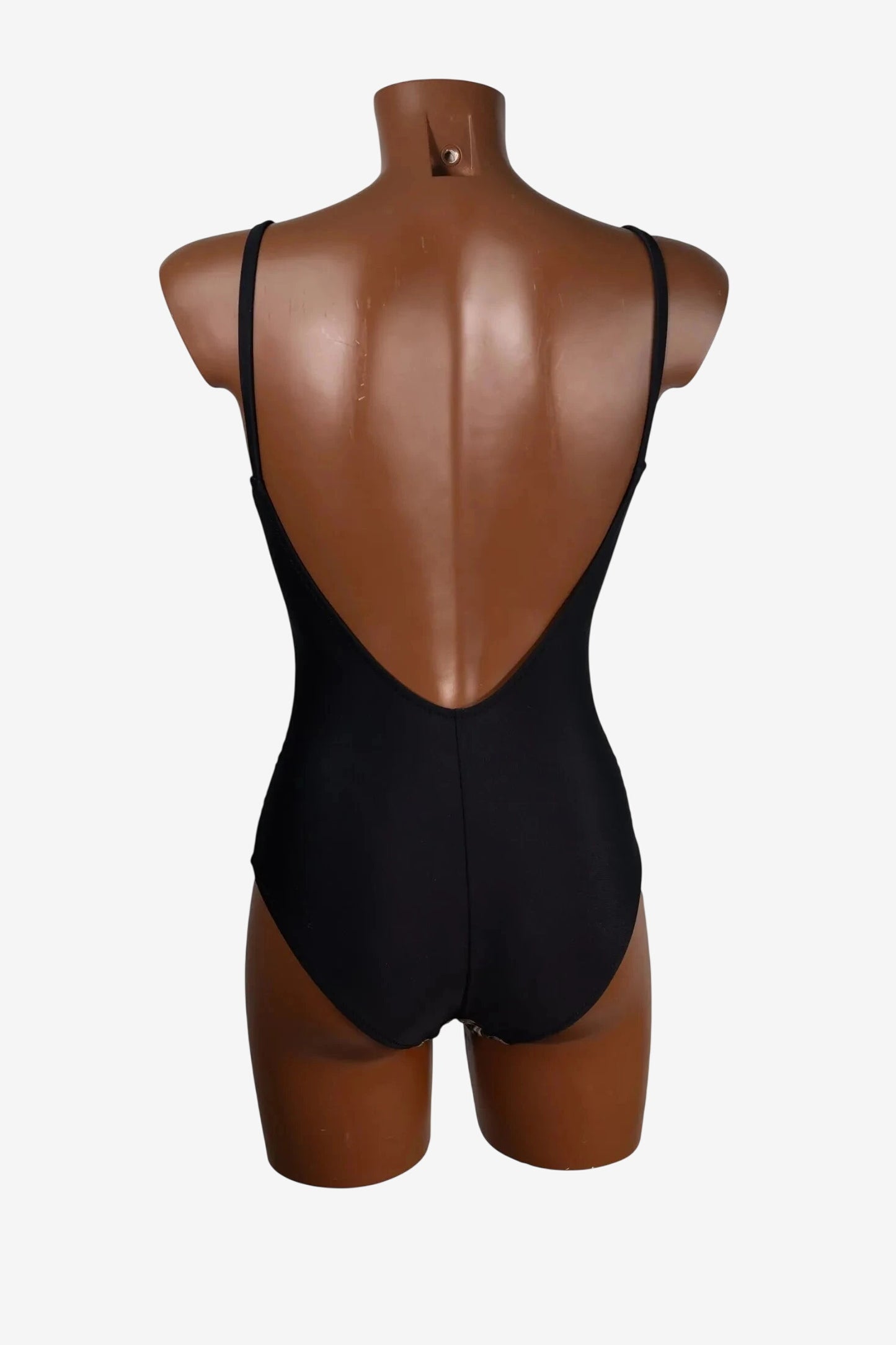 Costume intero nero dal taglio classico con scollo profondo sulla schiena su manichino.