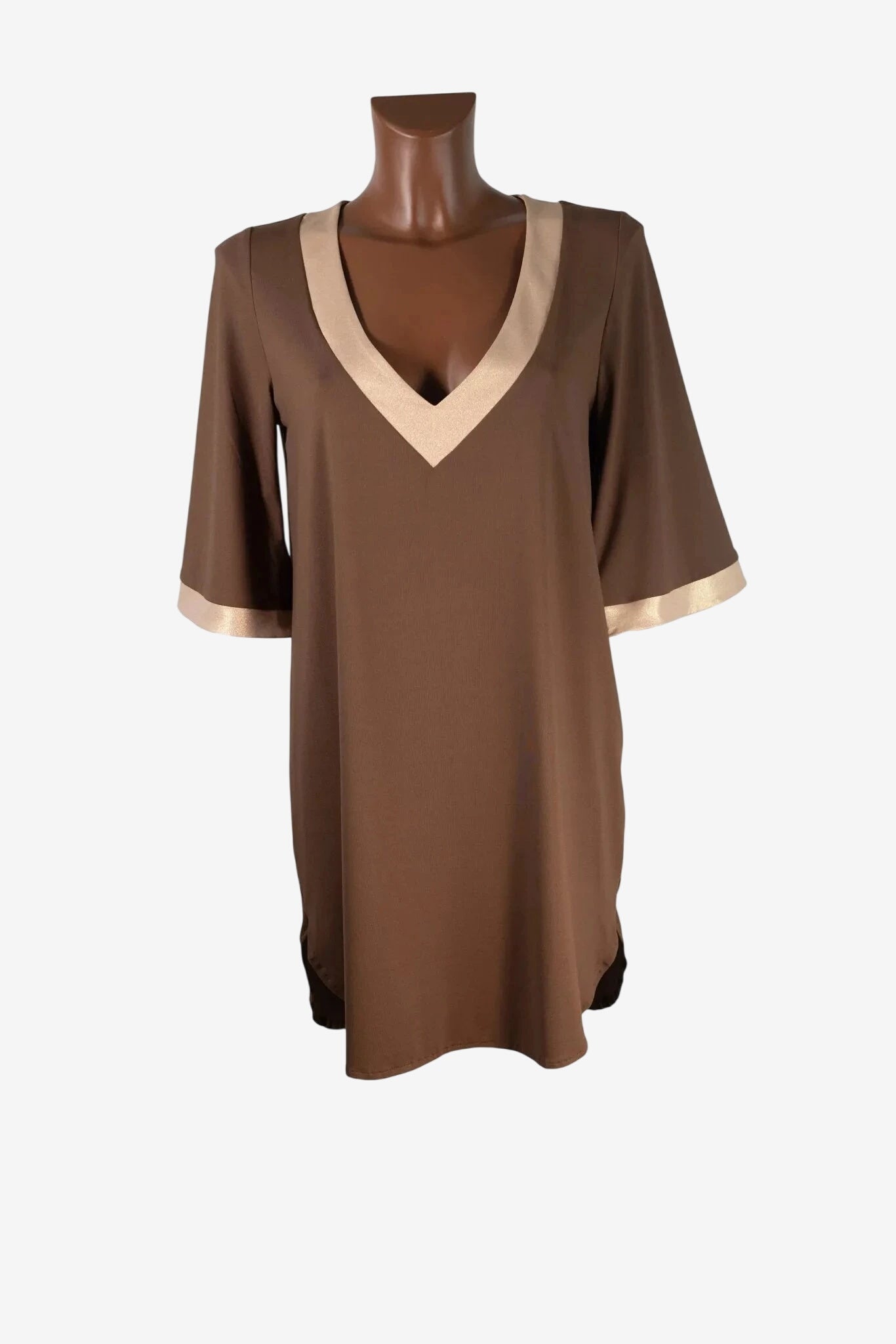 Abito corto marrone con scollo a V e bordi a contrasto color oro.