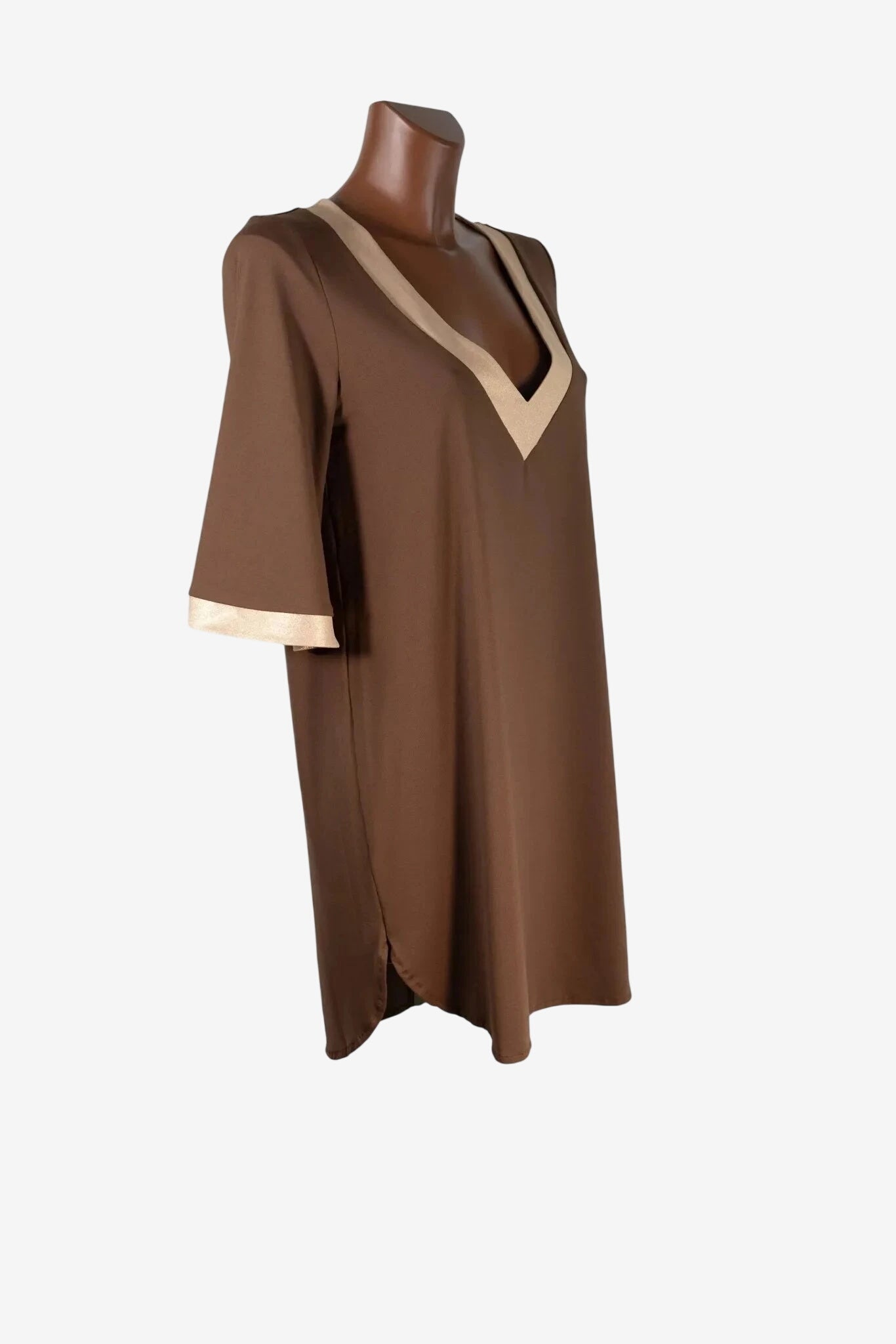 Abito corto marrone con scollo a V e bordi a contrasto color oro.