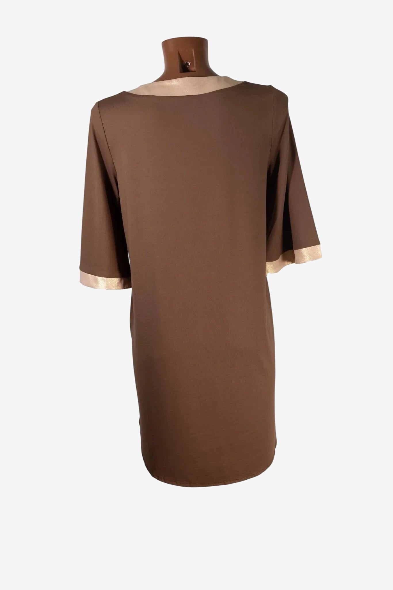 Abito corto marrone con dettagli color oro su scollo e maniche, presentato su un manichino.