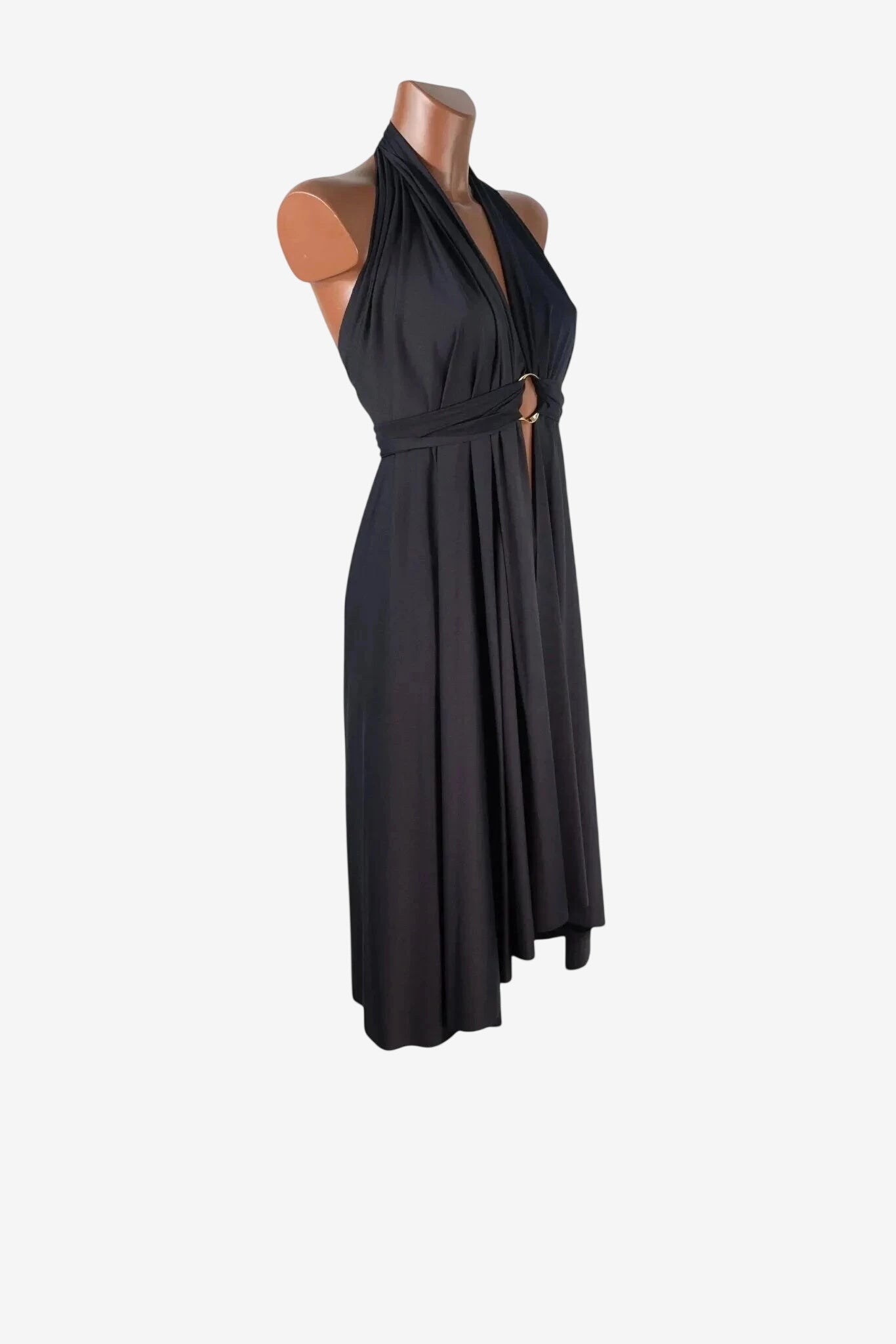Abito midi nero Marette con scollo all'americana e dettaglio ad anello dorato in vita.