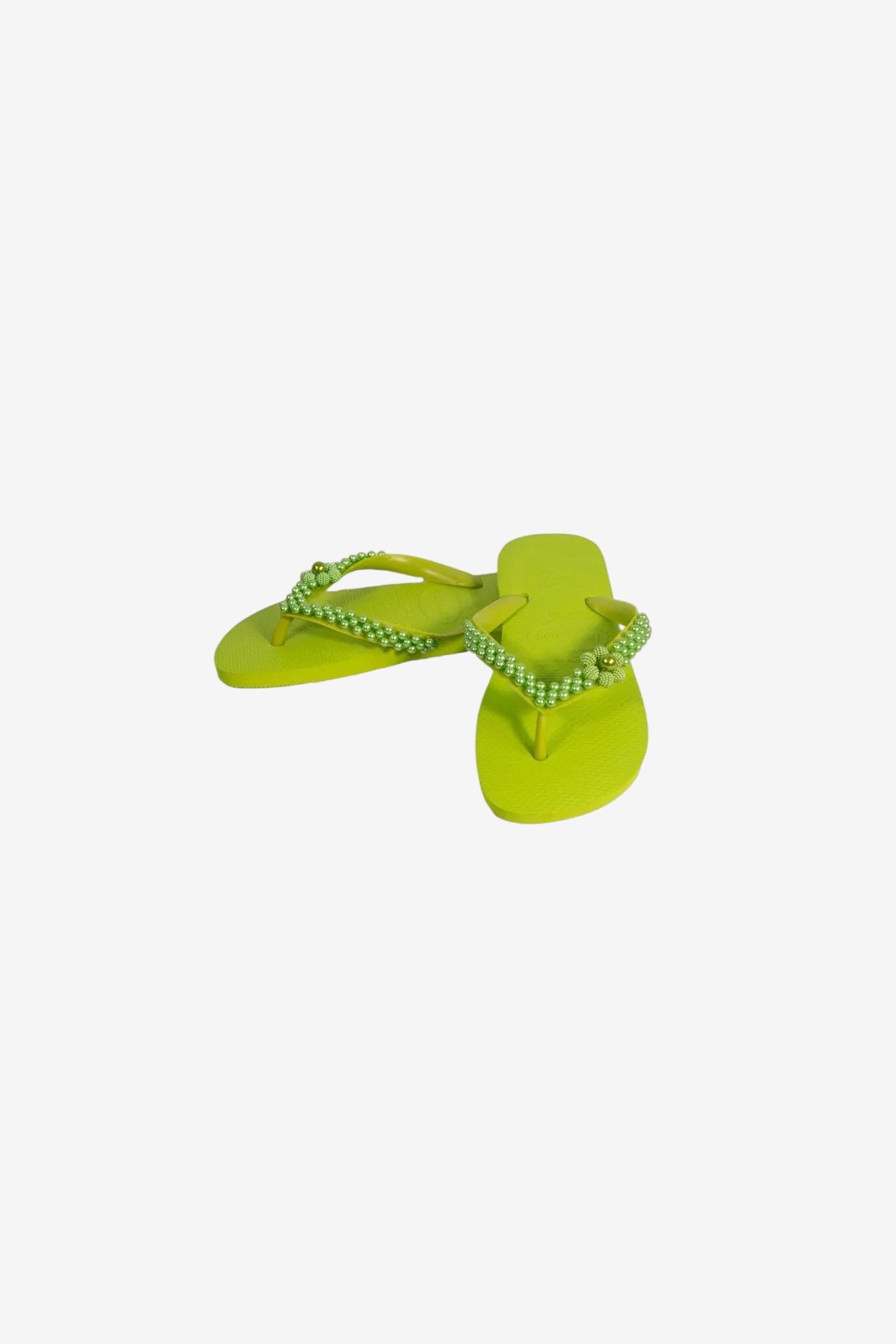 Infradito da donna color lime fluo decorate con perline verdi sui cinturini.