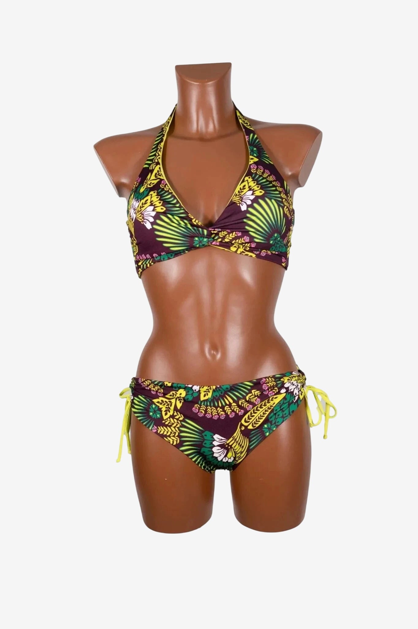 Bikini triangolare con stampa tropicale nei toni del giallo, verde e viola.