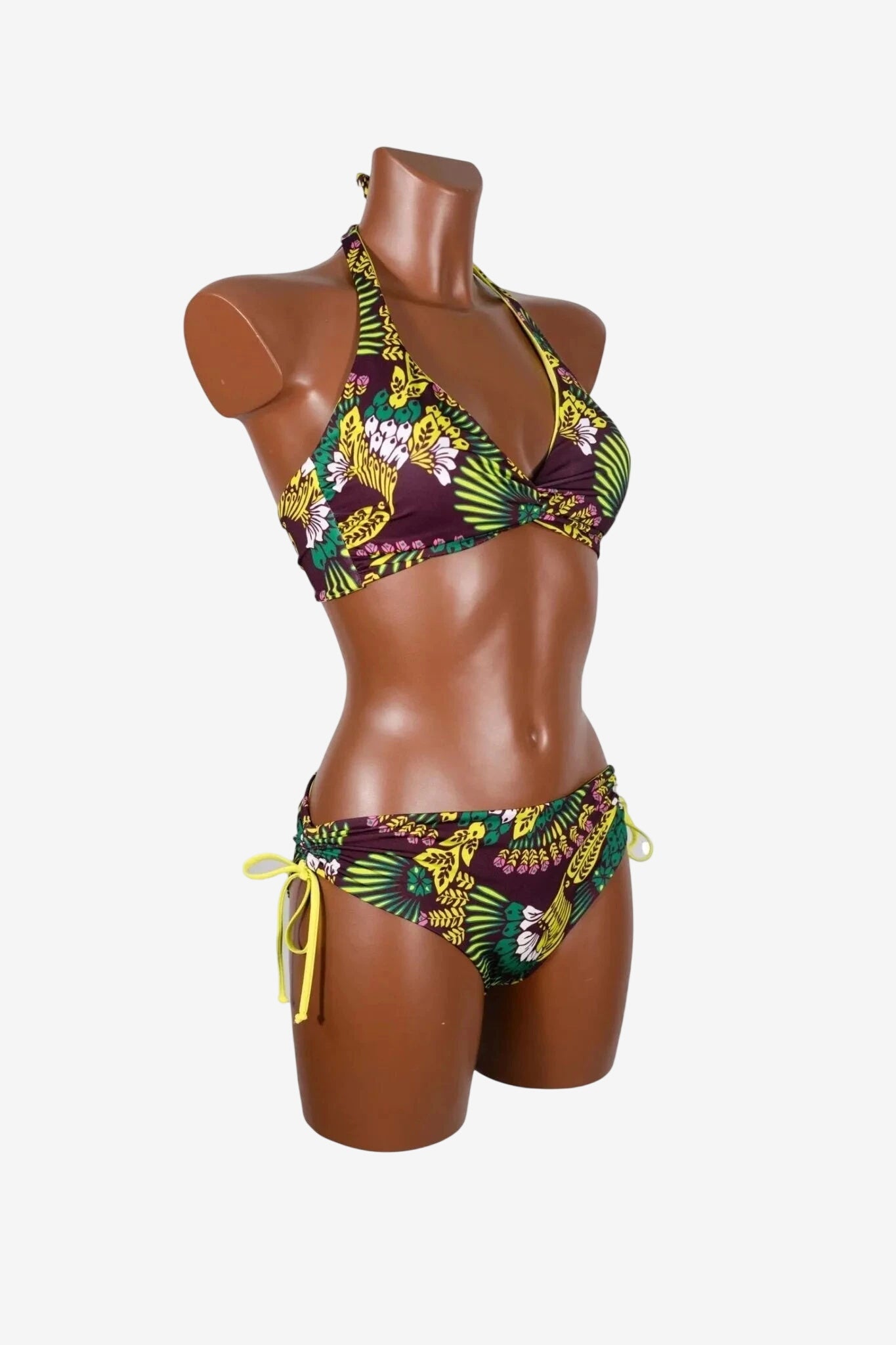 Bikini triangolare con stampa tropicale nei toni del giallo, verde e viola.