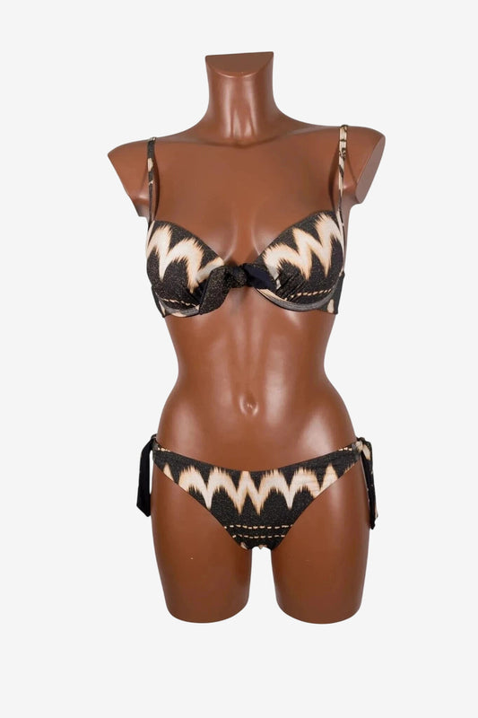 Bikini push-up Vacanze Italiane con fantasia etnica nera e dettagli metallici su manichino.