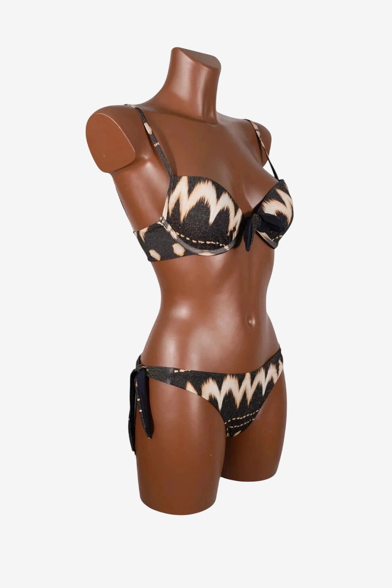 Bikini push-up Vacanze Italiane con fantasia etnica nera e dettagli metallici su manichino.