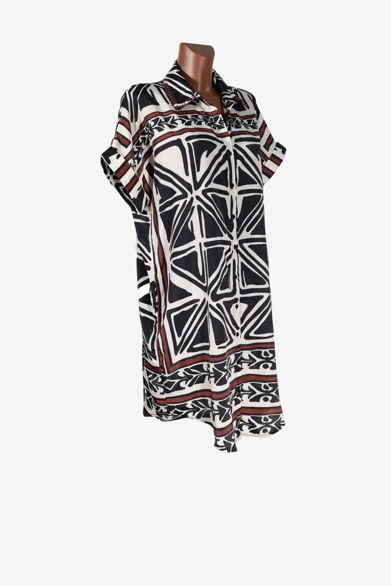 Camicione copricostume da donna Iconique con fantasia etnica nera su fondo bianco.