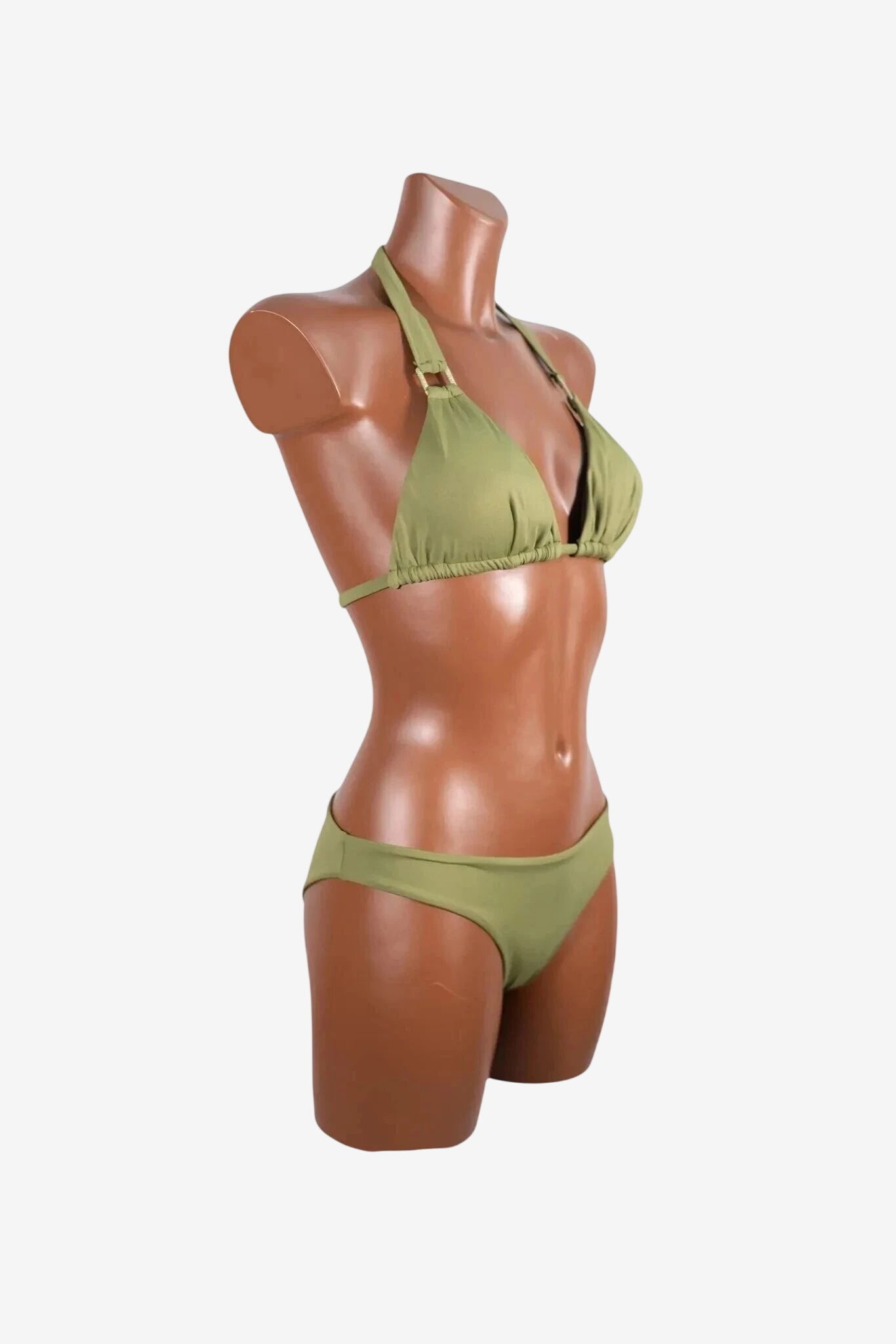 Bikini a triangolo da donna color verde militare indossato da un manichino.