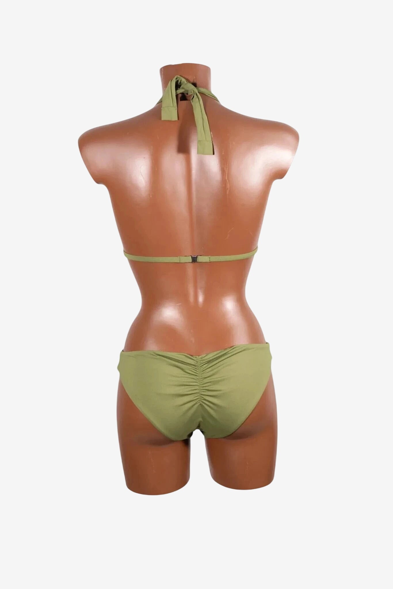 Vista posteriore di un bikini a triangolo color verde militare con slip arricciato.