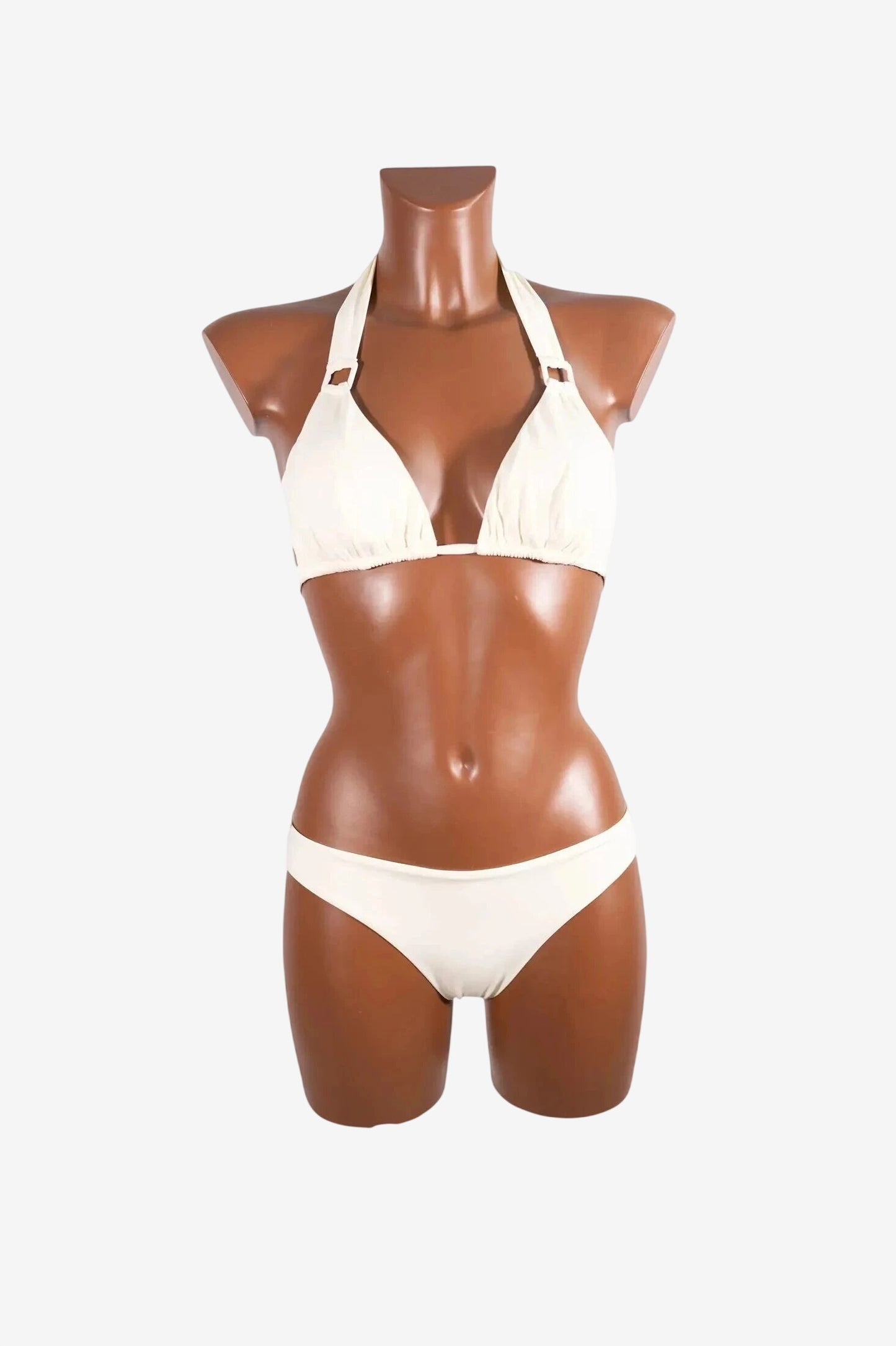 Bikini a triangolo color panna crema indossato da un manichino.