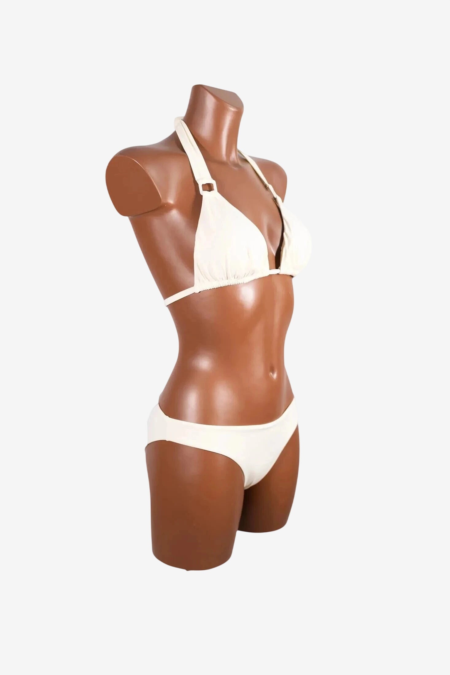 Bikini a triangolo color panna crema indossato da un manichino.