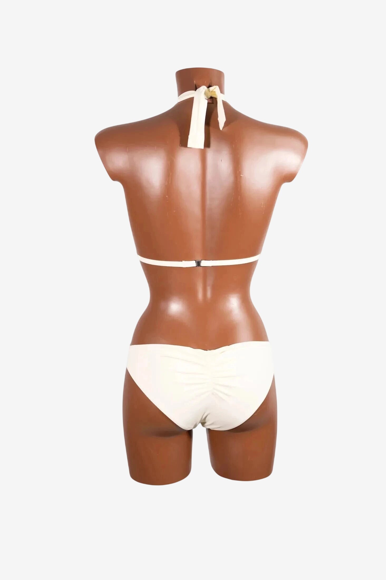 Bikini a triangolo color panna crema indossato da un manichino visto di spalle.