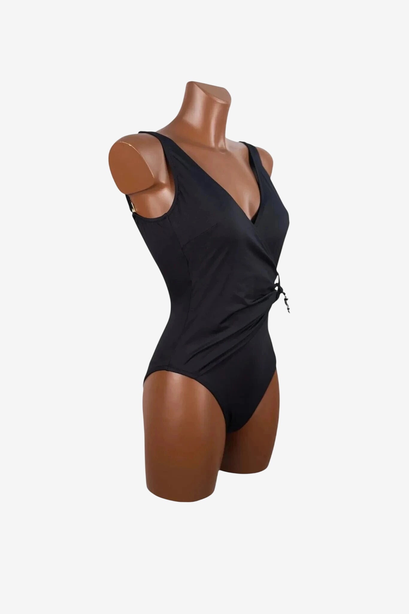 Costume intero nero Marette dal design avvolgente con scollo a V su manichino.