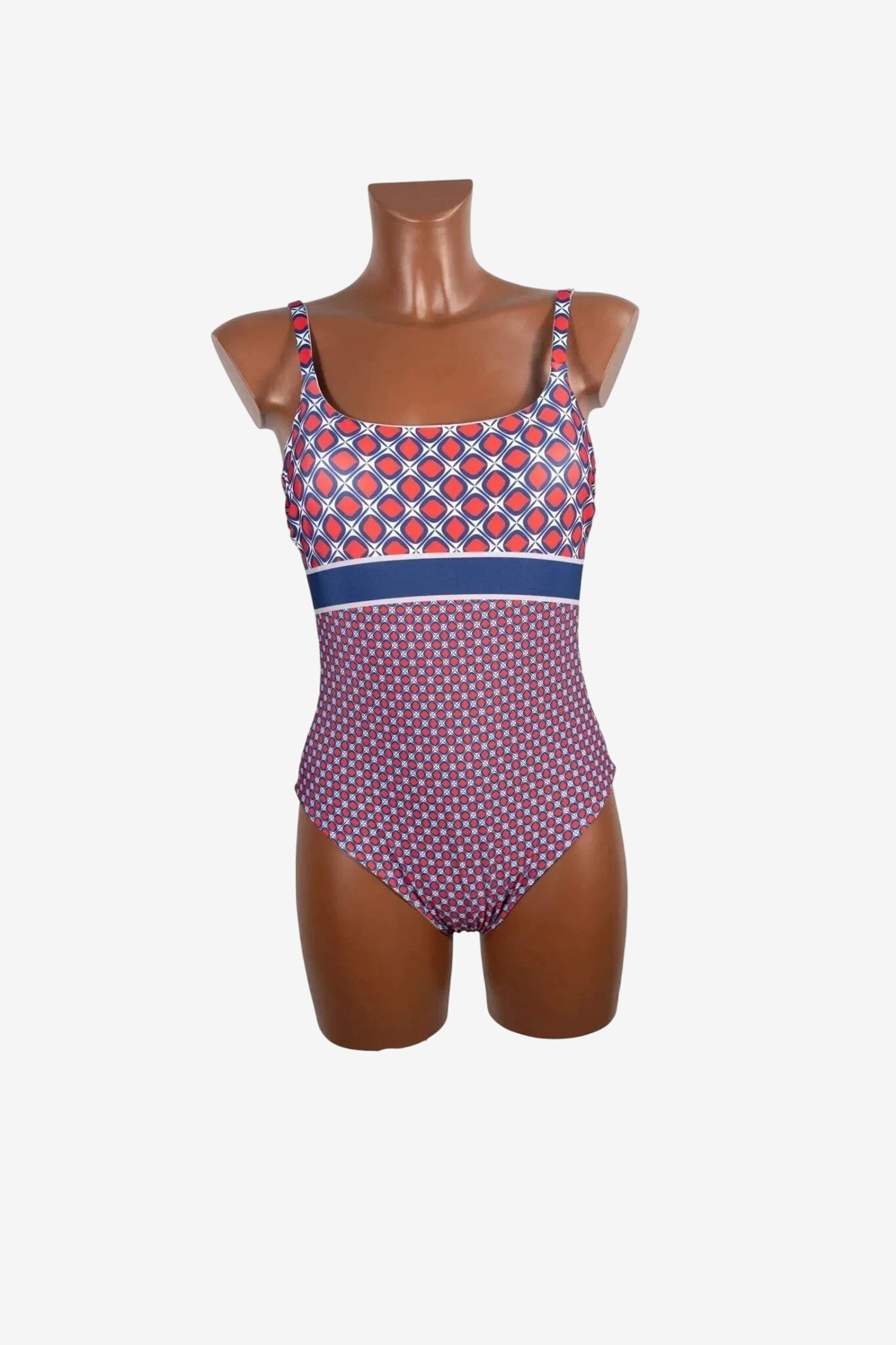 Costume intero con fantasia geometrica rossa e blu su fondo bianco e fascia centrale a contrasto.