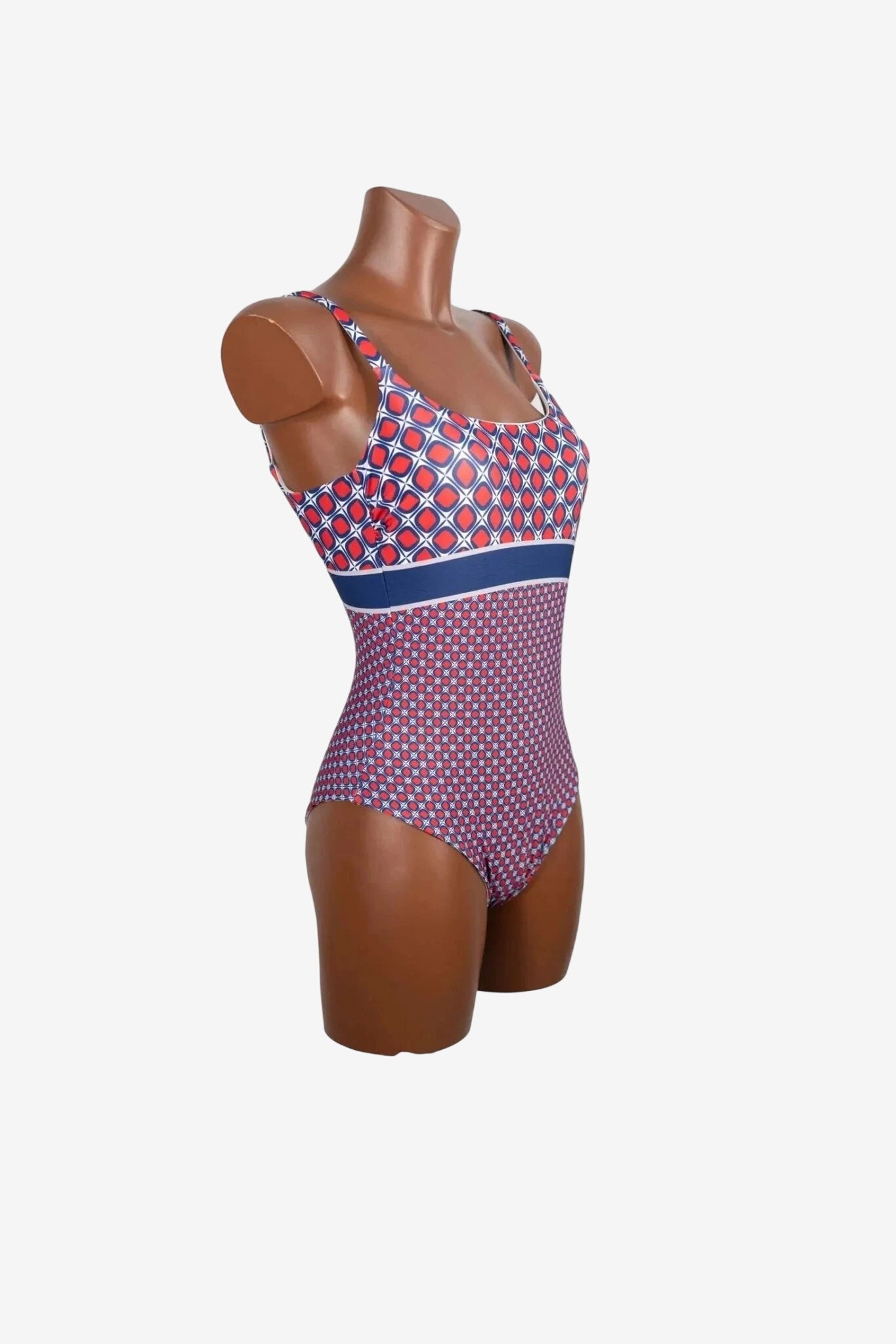 Costume intero con stampa geometrica rossa e blu su manichino.