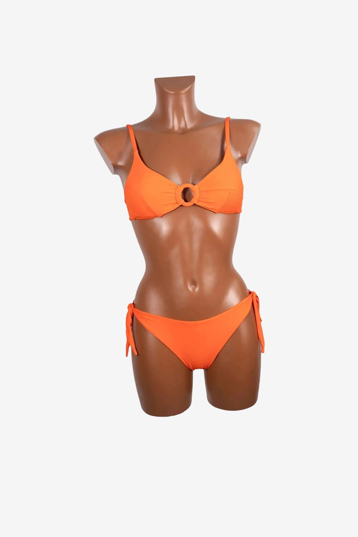 Bikini bralette arancione con dettaglio ad anello centrale e slip con laccetti laterali.