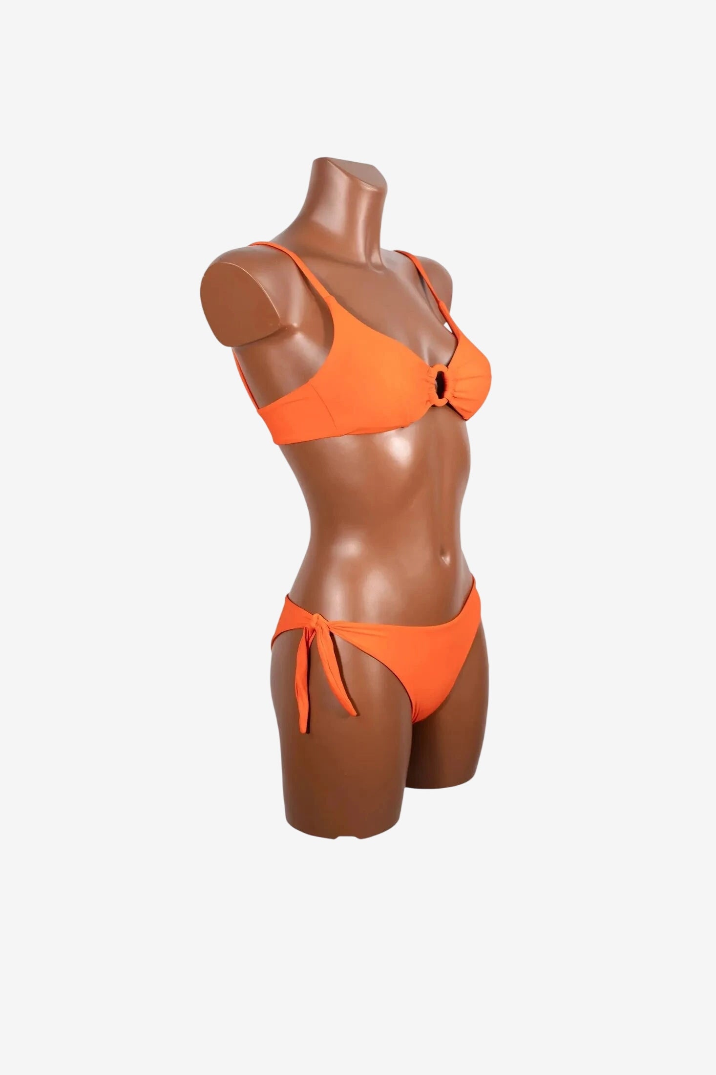 Bikini bralette arancione senza ferretto con dettaglio ad anello e slip con laccetti laterali.