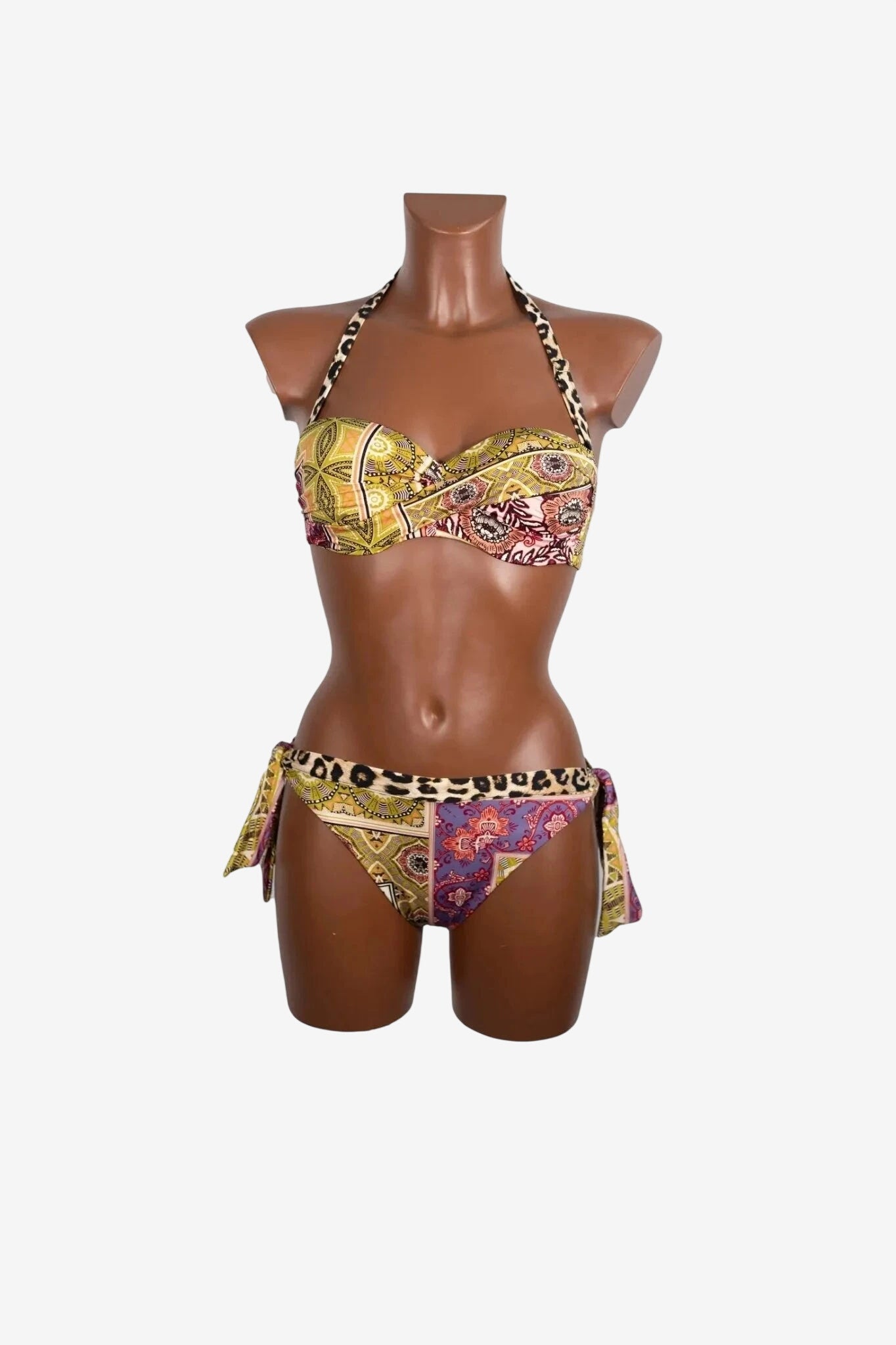 Bikini balconette con fantasia lime e dettagli animalier su un manichino.