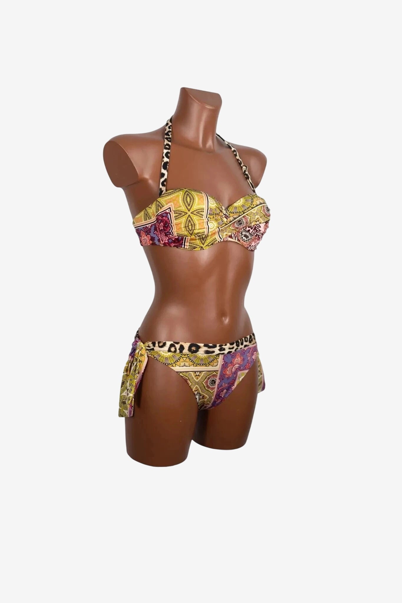 Bikini balconette Olivia Gold con fantasia lime su manichino.