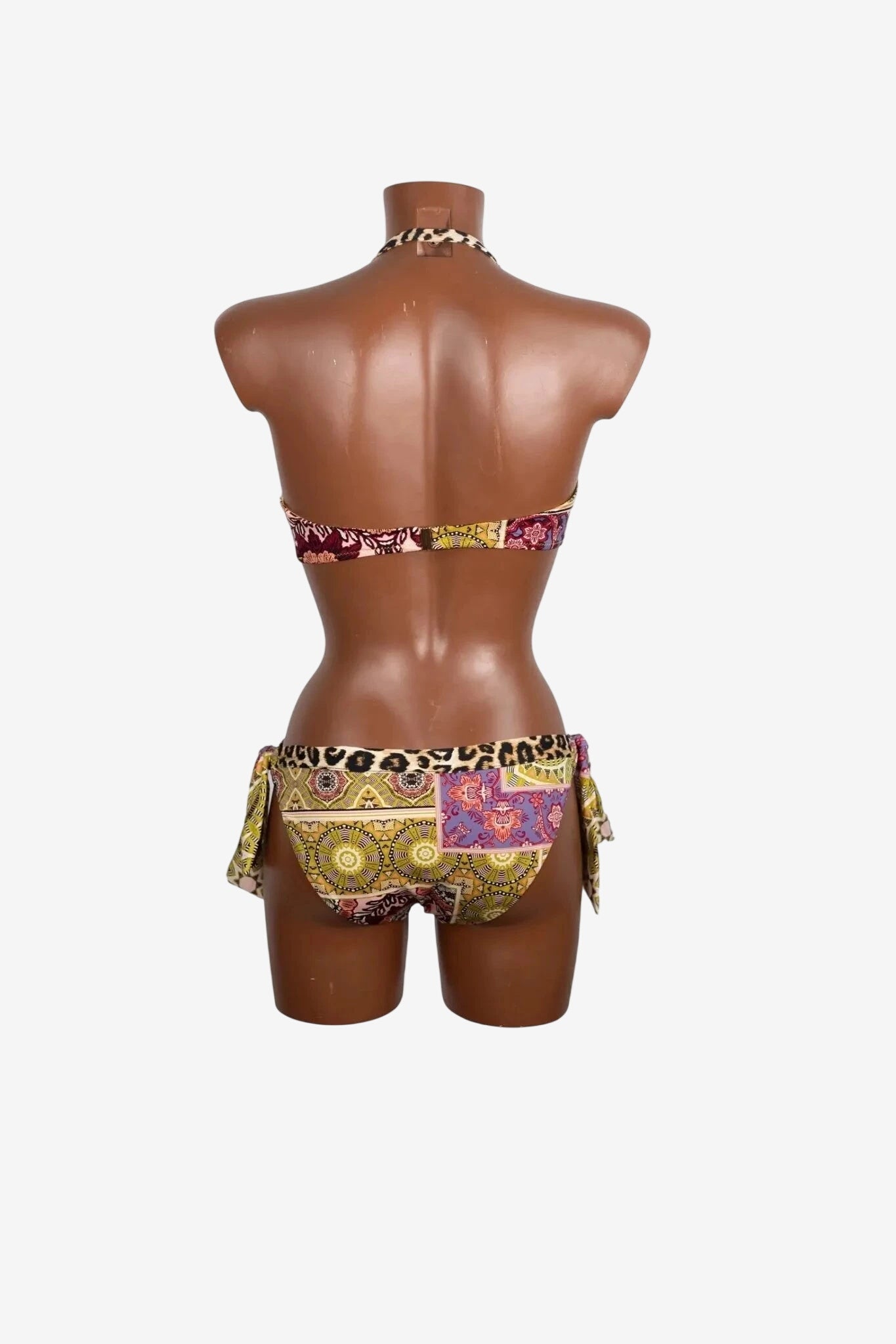 Bikini balconette Olivia Gold con fantasia lime su manichino visto da dietro.