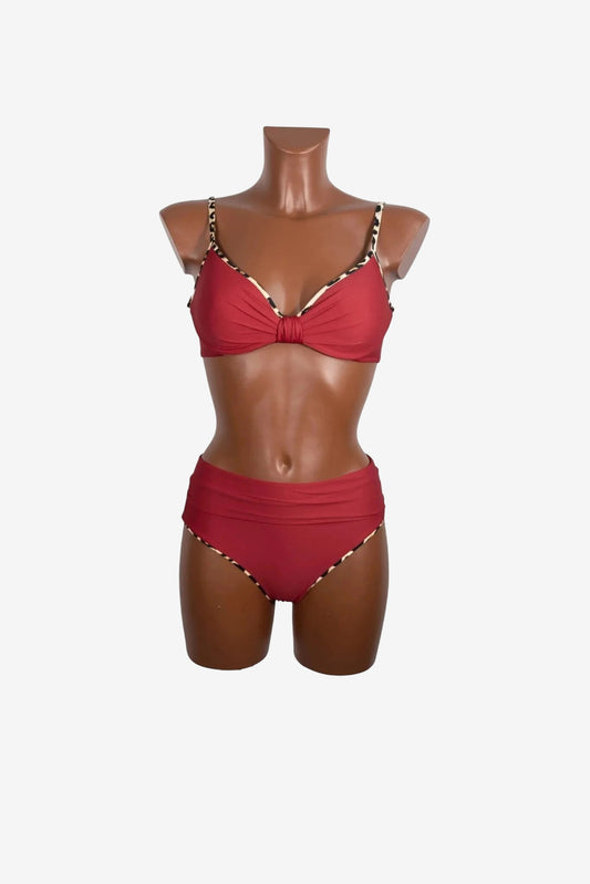 Bikini bordeaux con coppe e dettagli leopardati su un manichino.