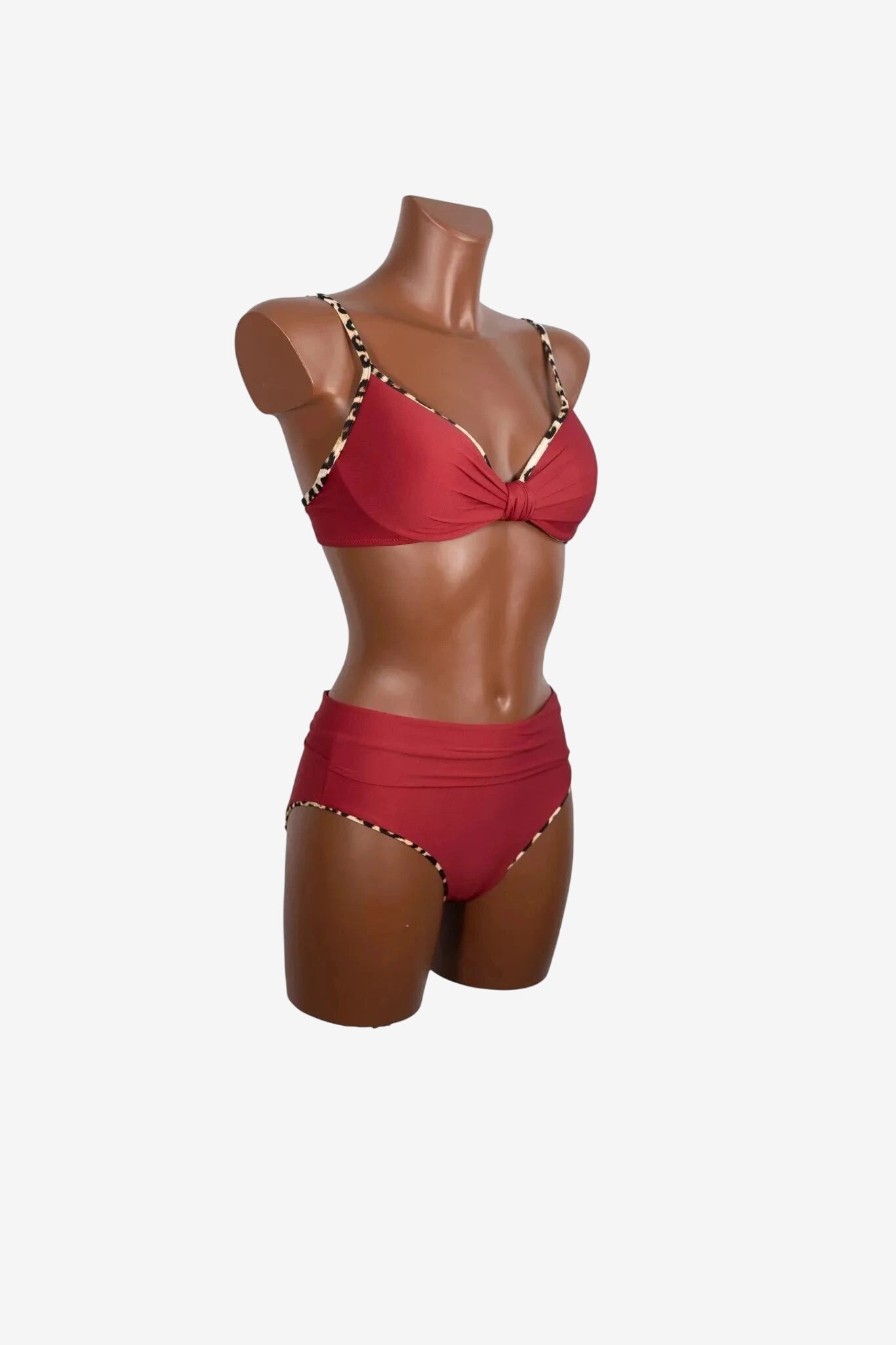 Bikini bordeaux con coppe e dettagli leopardati su spalline e sgambatura.