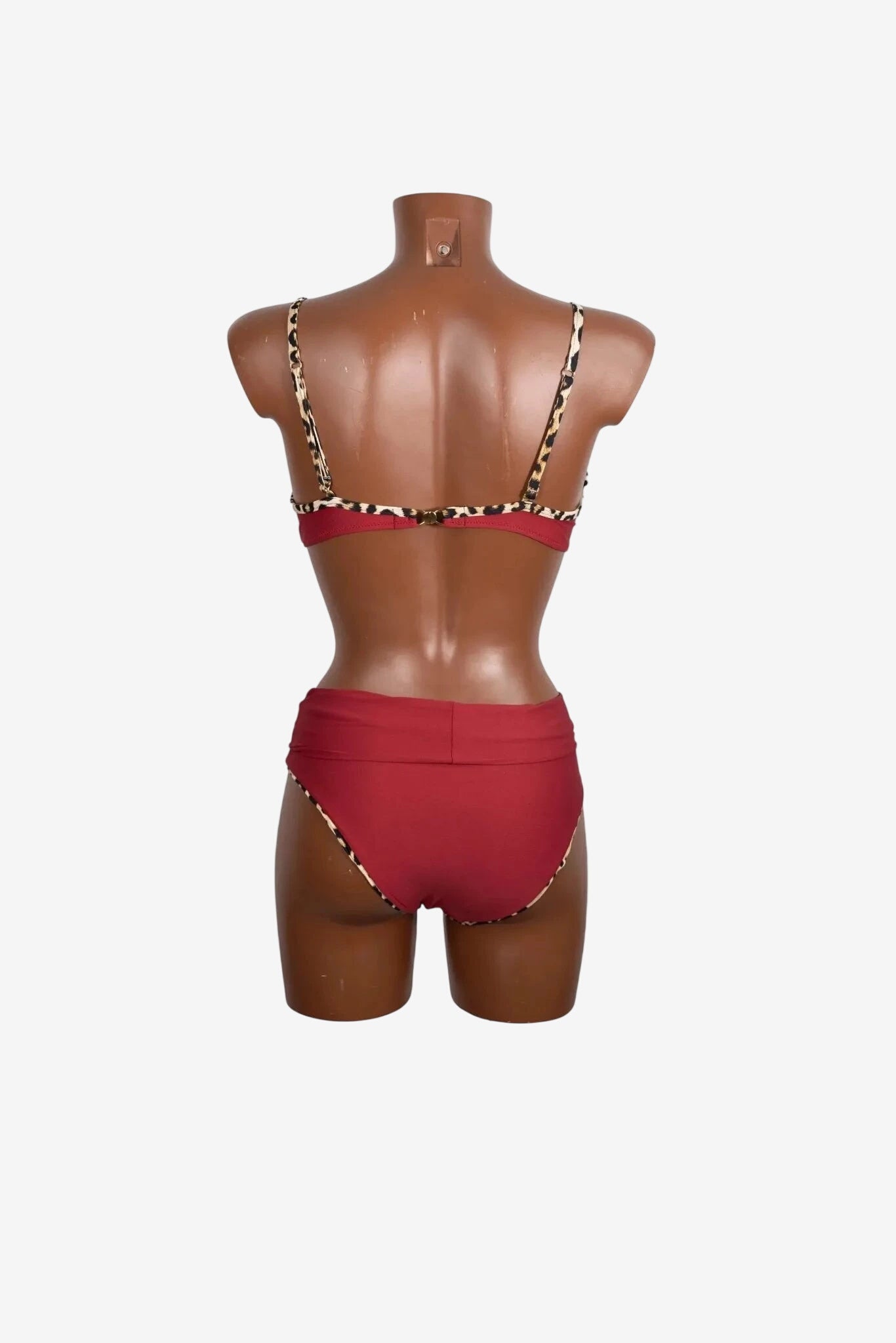 Bikini a coppa bordeaux con dettagli leopardati visto da dietro su un manichino.
