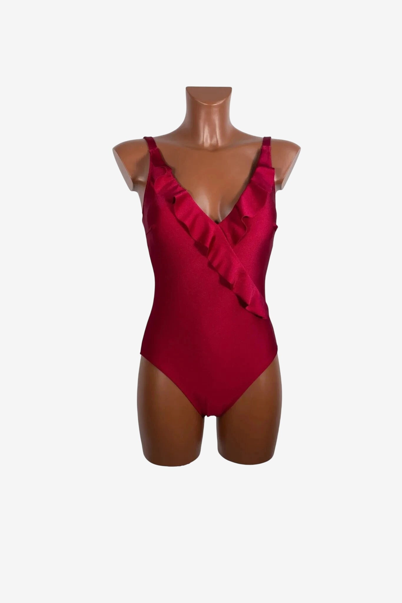 Costume intero rosso con scollo a V e dettaglio a balze sul davanti.