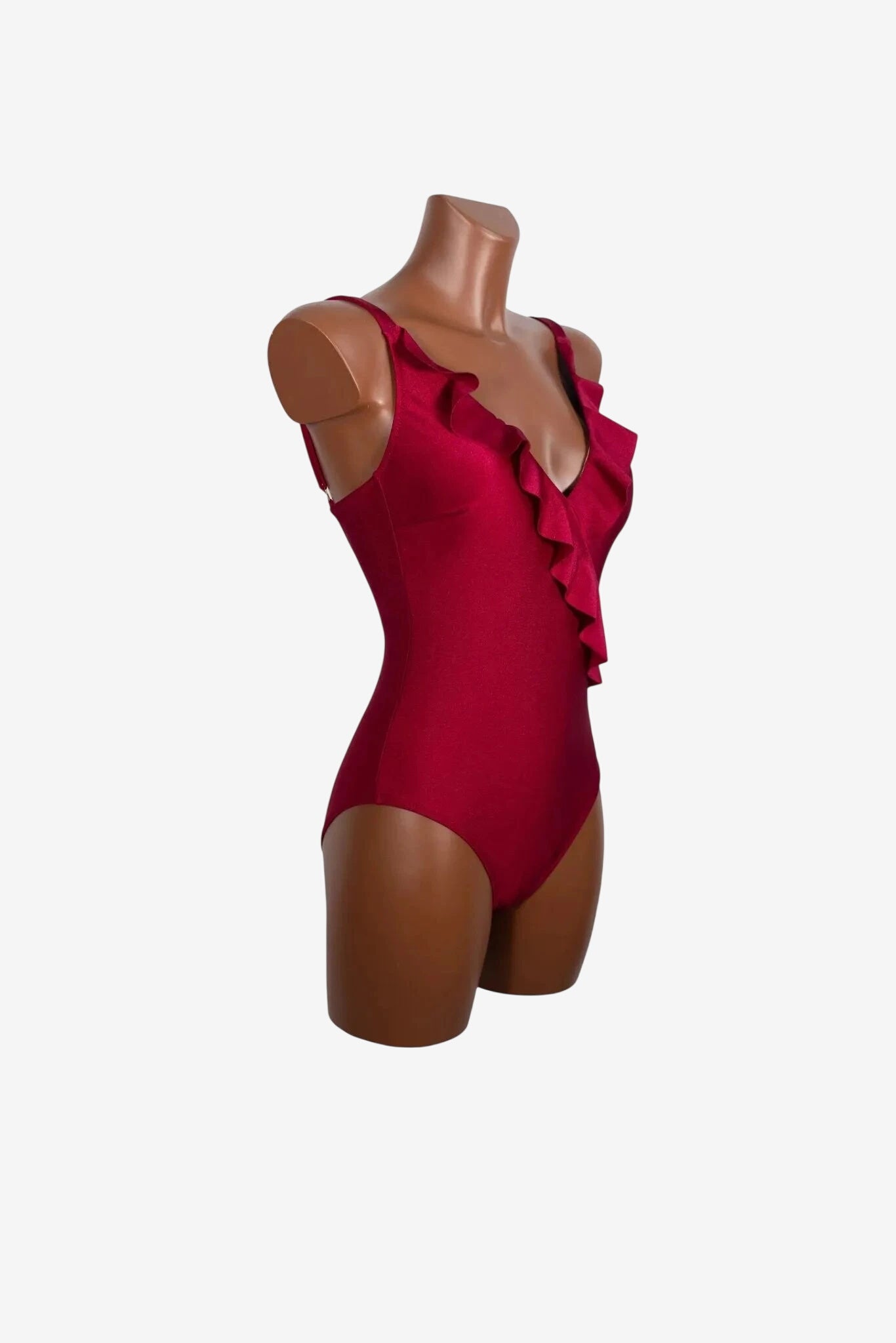 Costume intero rosso con scollo a V decorato da volant su un manichino.