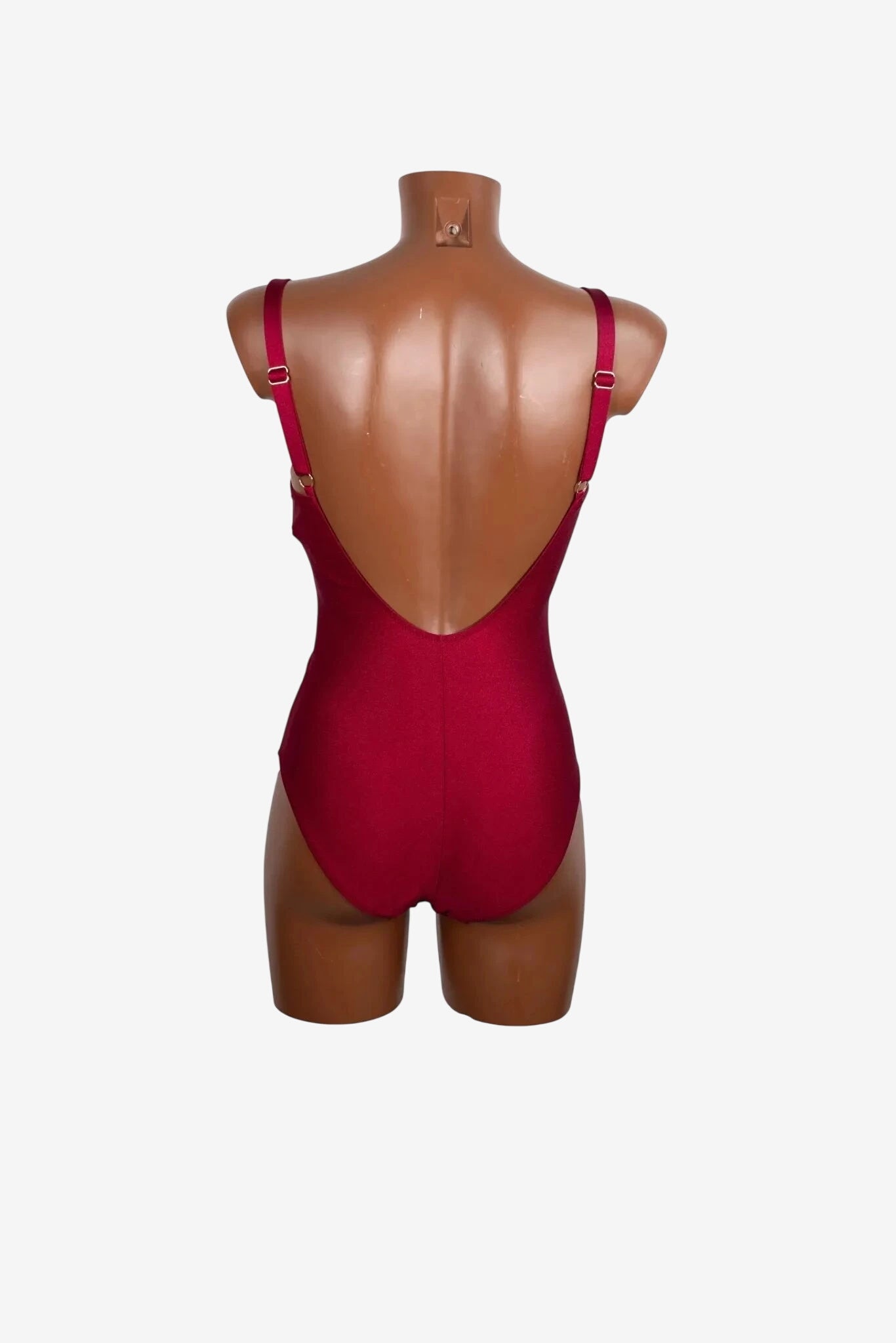 Costume intero rosso con scollo profondo sulla schiena e spalline regolabili.