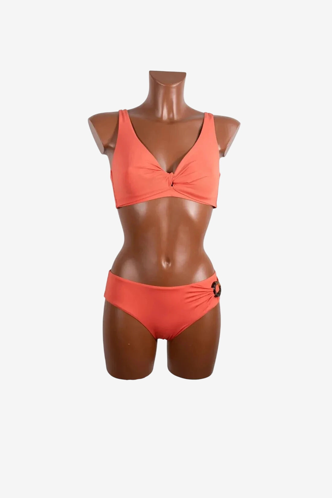 Bikini color corallo con top a triangolo annodato e slip con dettaglio ad anello laterale.