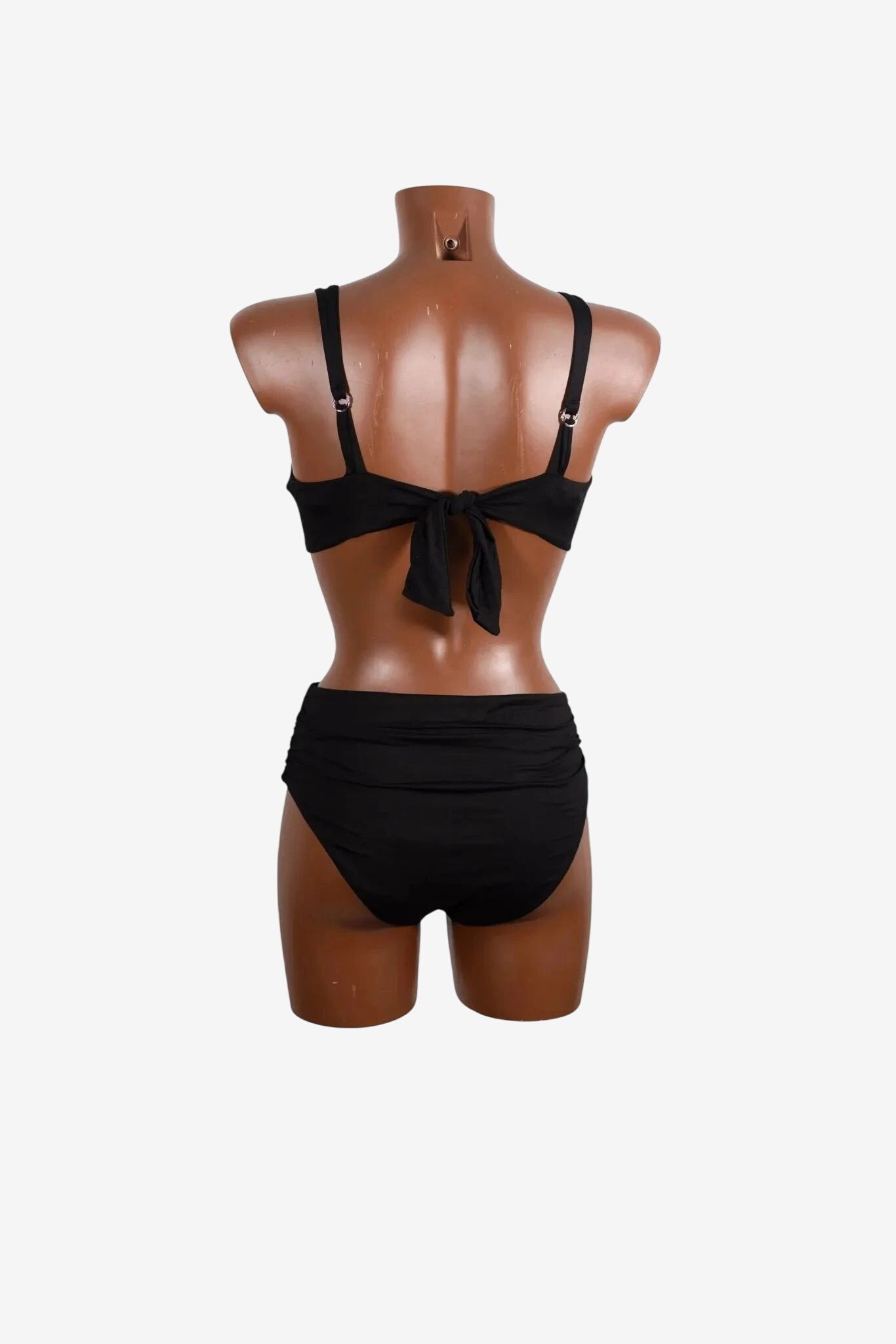 Bikini nero con top a V annodato sul retro e slip a vita alta con arricciature.