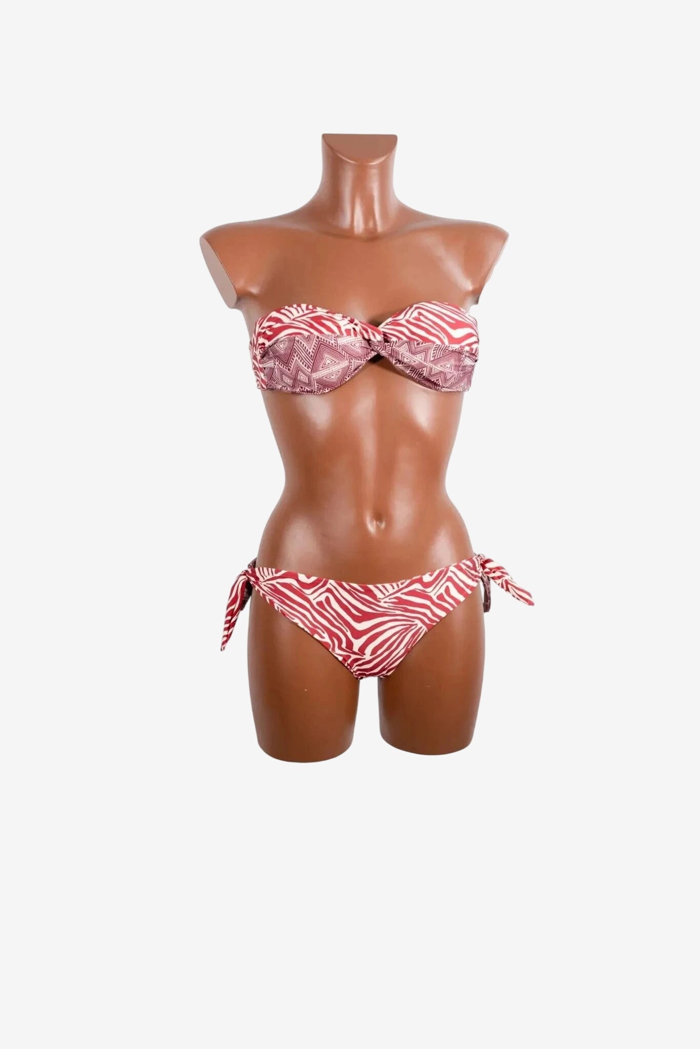 Bikini a fascia con stampa zebrata e geometrica, slip con fiocchi laterali regolabili.