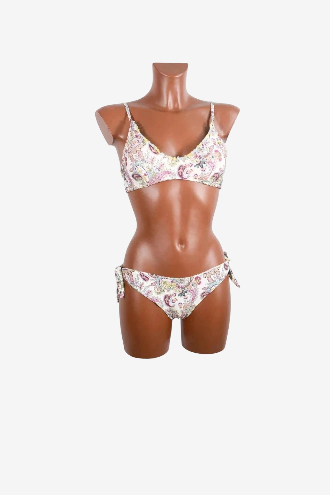 Bikini bralette con fantasia paisley, spalline regolabili e slip con fiocchi laterali.