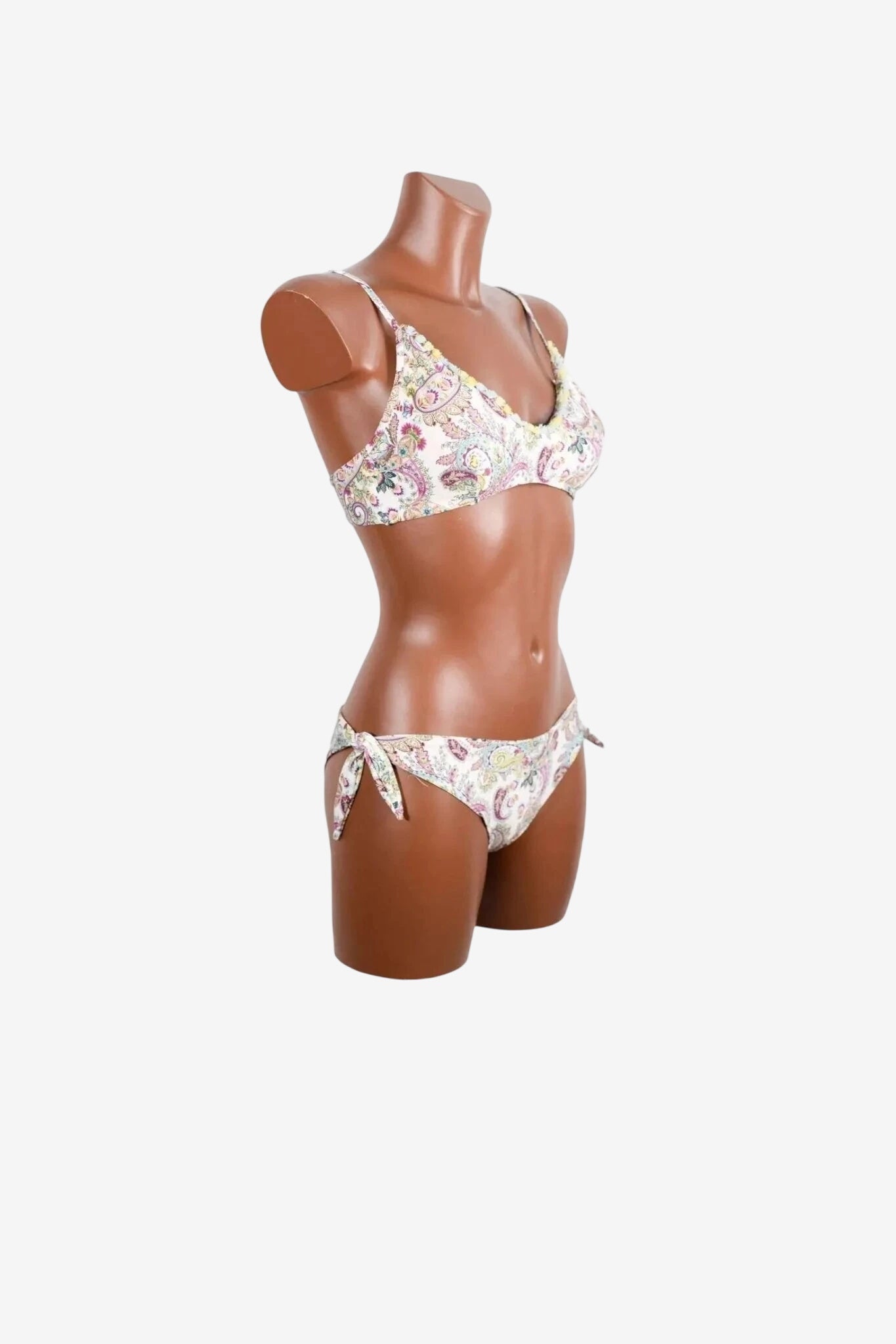 Bikini bralette con fantasia paisley, spalline regolabili e slip con fiocchi laterali.