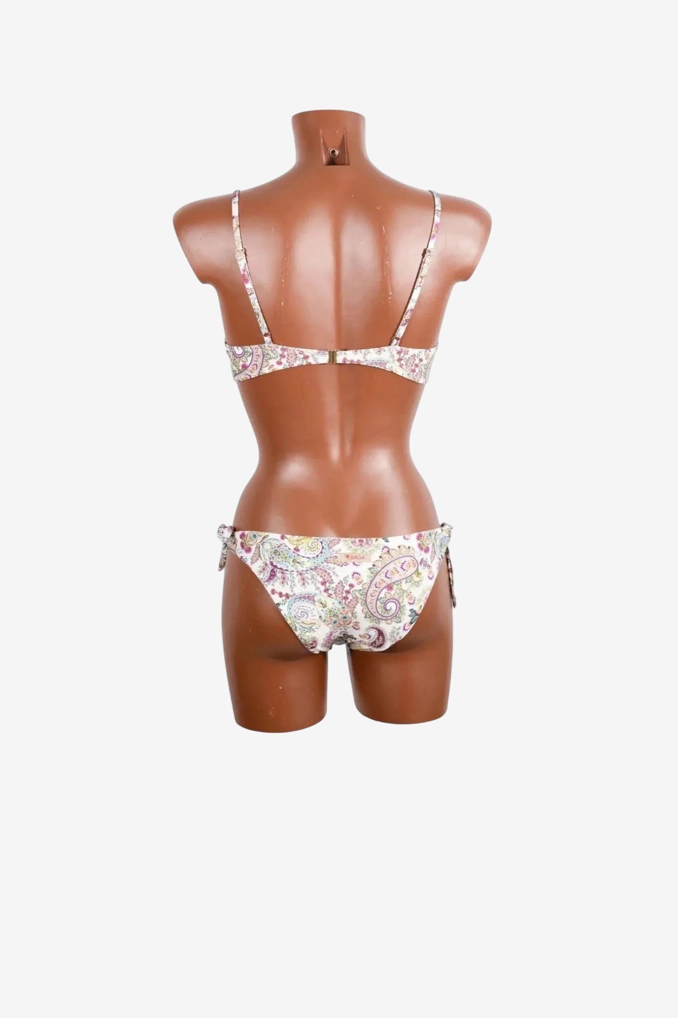 Bikini bralette con stampa paisley e slip con fiocchi laterali su manichino.