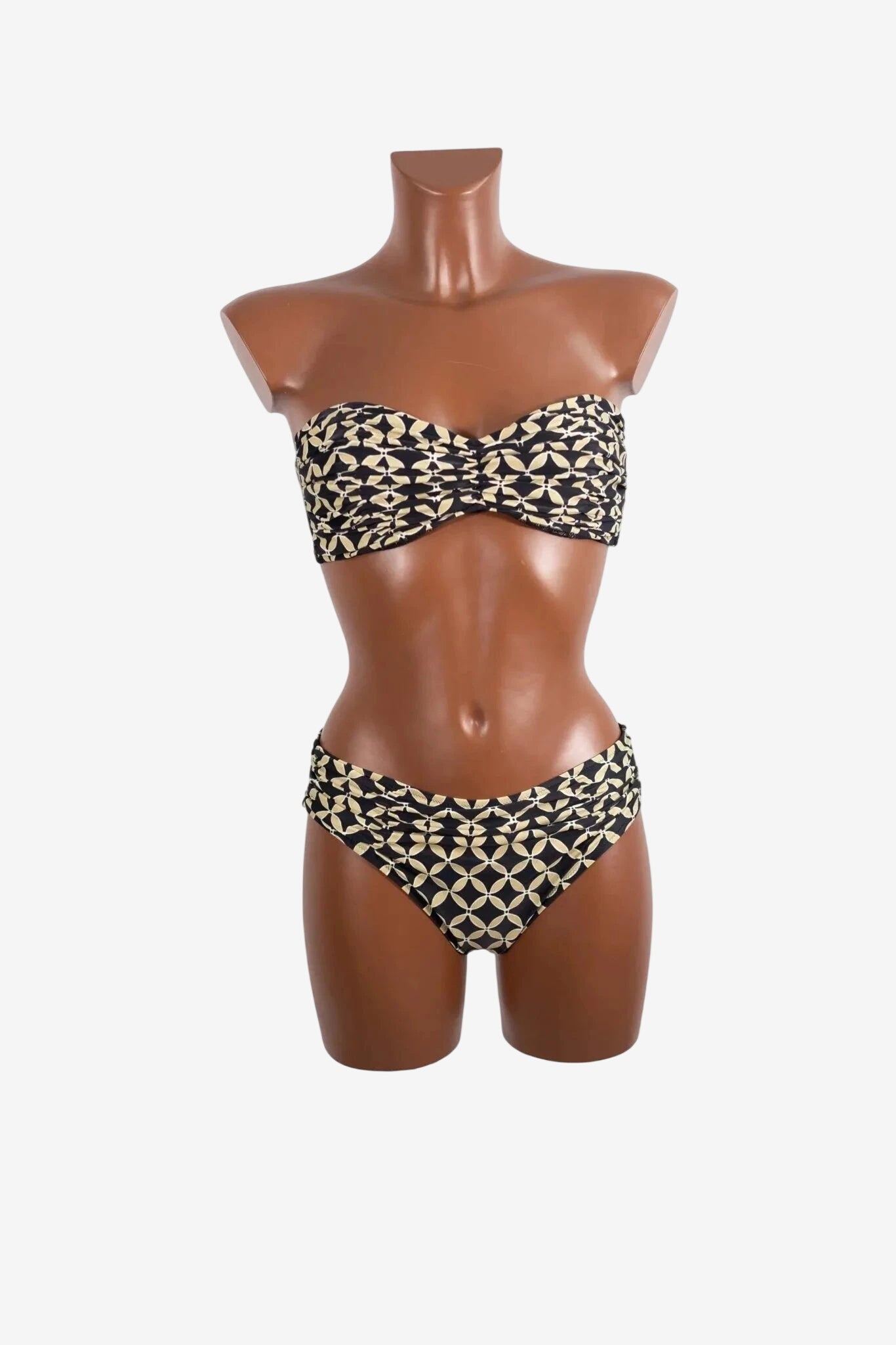 Bikini a fascia Roidal con fantasia geometrica color sabbia su fondo nero.