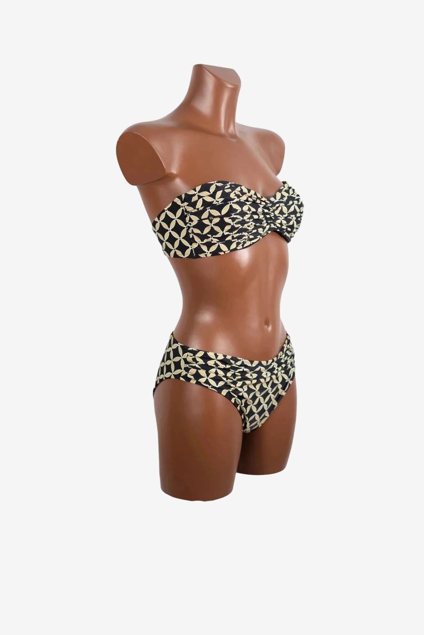 Bikini a fascia Roidal con fantasia geometrica color sabbia su manichino.